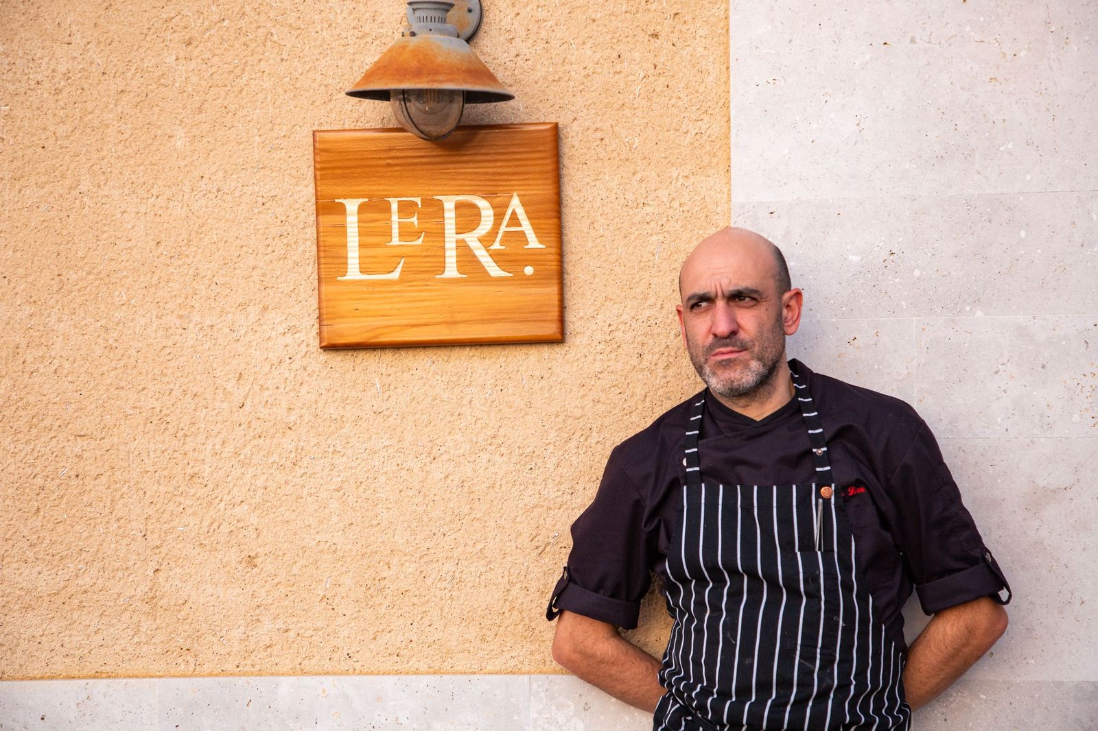 Luis Alberto Lera a las puertas de su restaurante