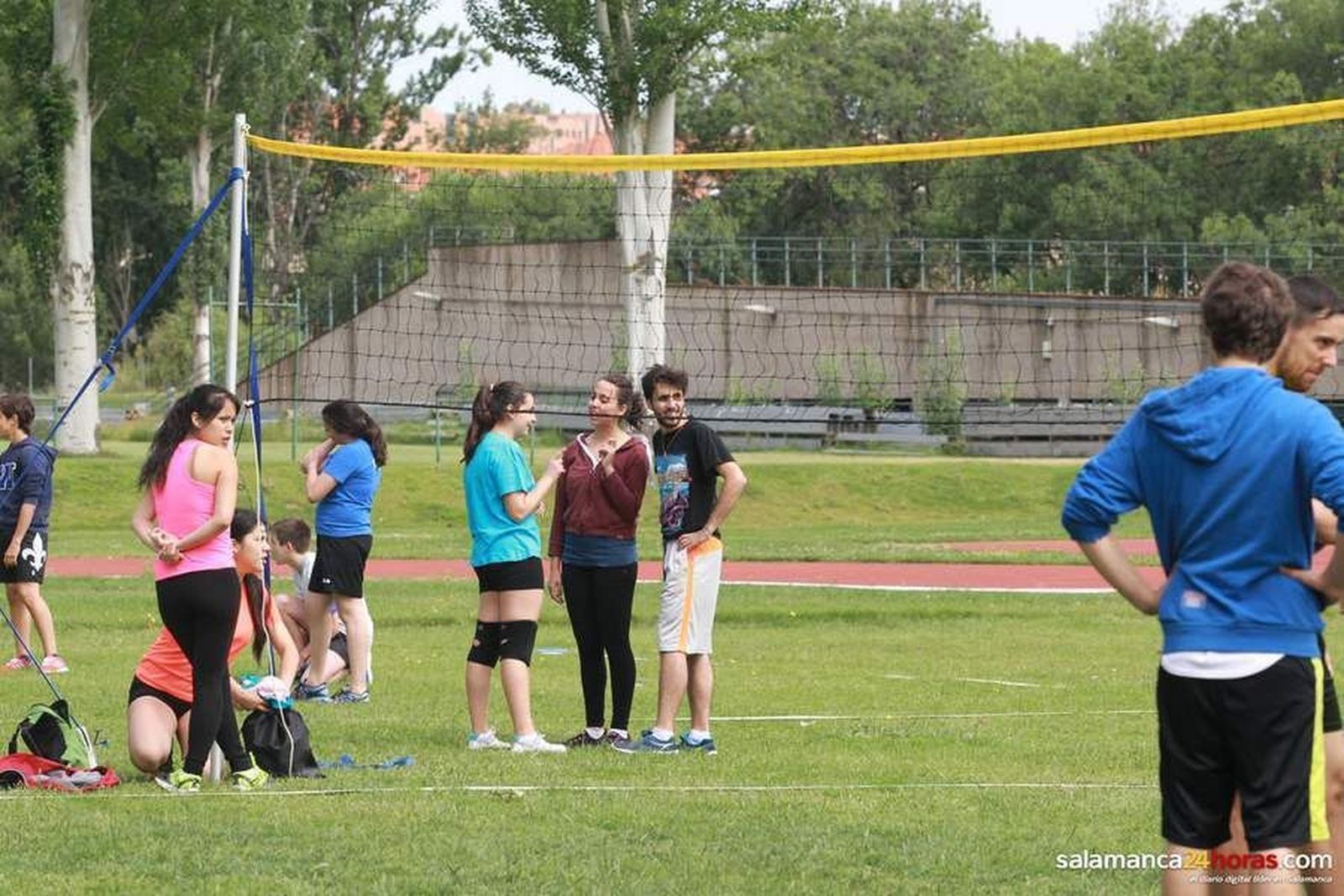 Divertido torneo de voley hierba en Salas Bajas Divertido torneo de voley hierba en Salas Bajas