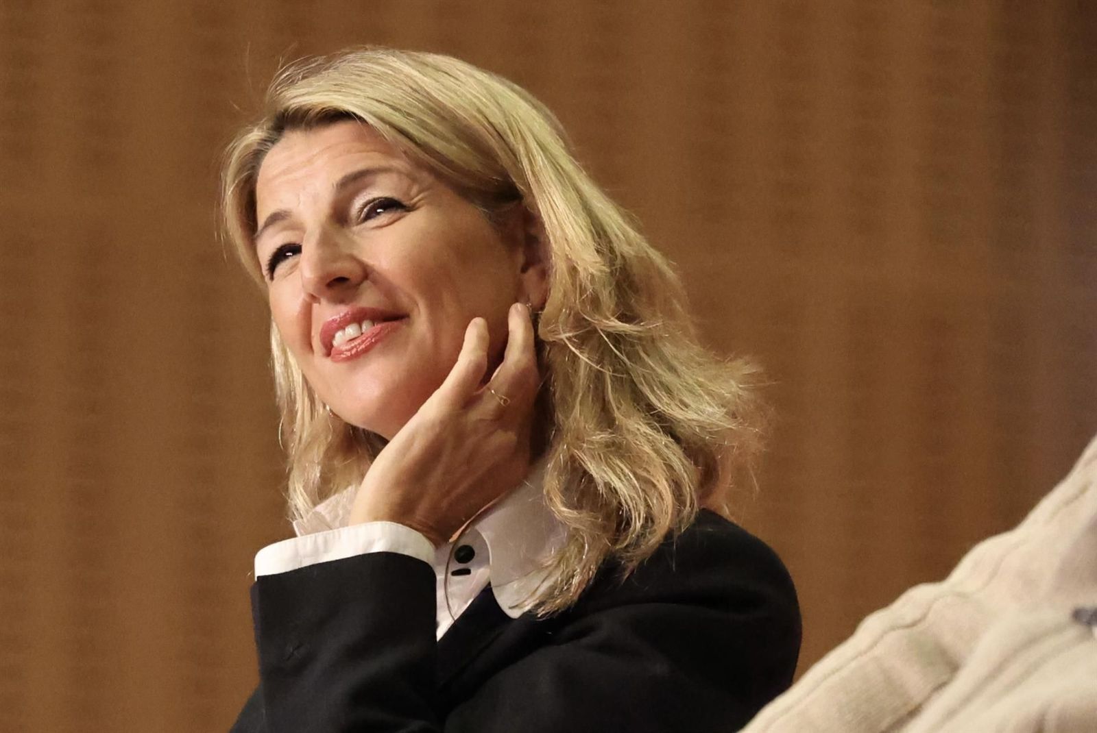 La vicepresidenta segunda y ministra de Trabajo y Economía Social, Yolanda Díaz, atiende durante un acto de escucha de la plataforma 'Sumar', en el World Trade Centre, a 17 de diciembre de 2022, en Zaragoza, A