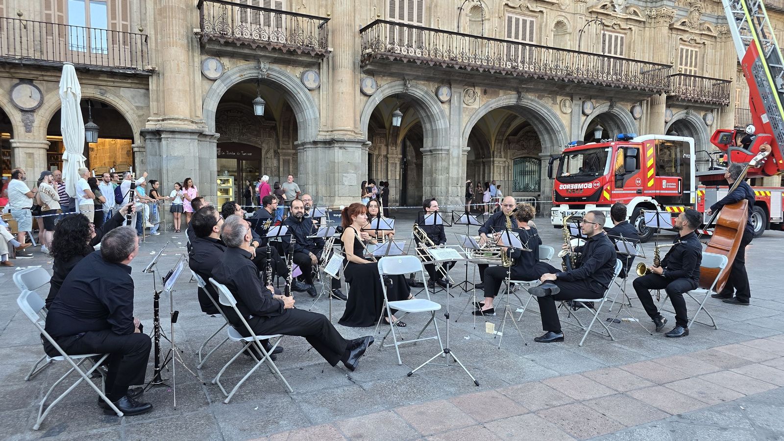 El alcalde de Salamanca, Carlos García Carbayo, y miembros de la Corporación Municipal asisten al tradicional acto de colocación de La Mariseca