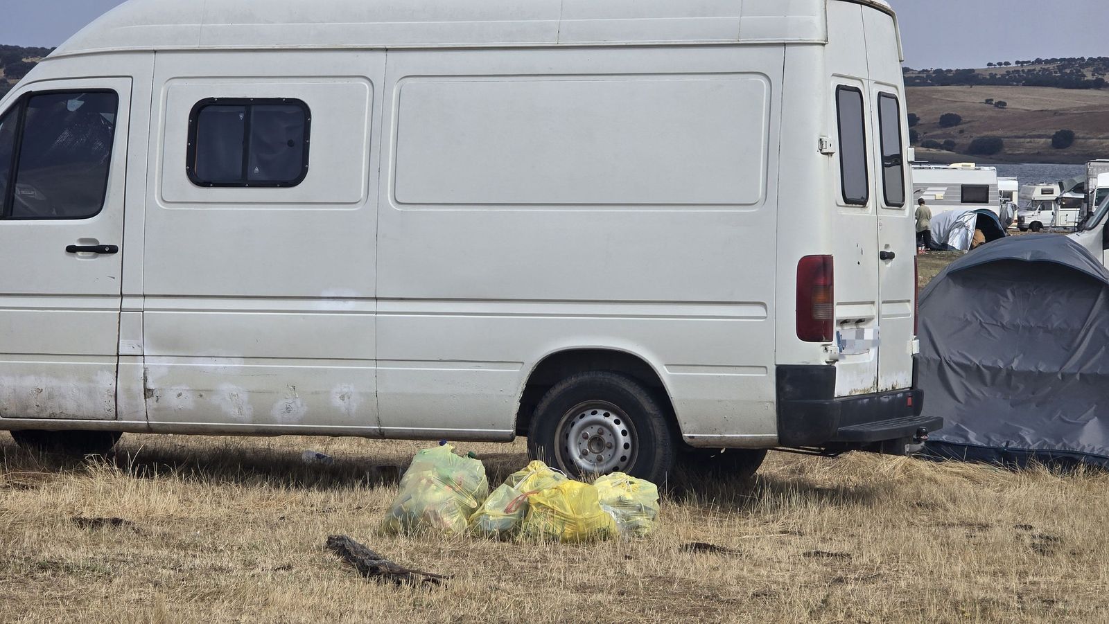 Últimas personas en abandonar la rave junto al embalse de Santa Teresa