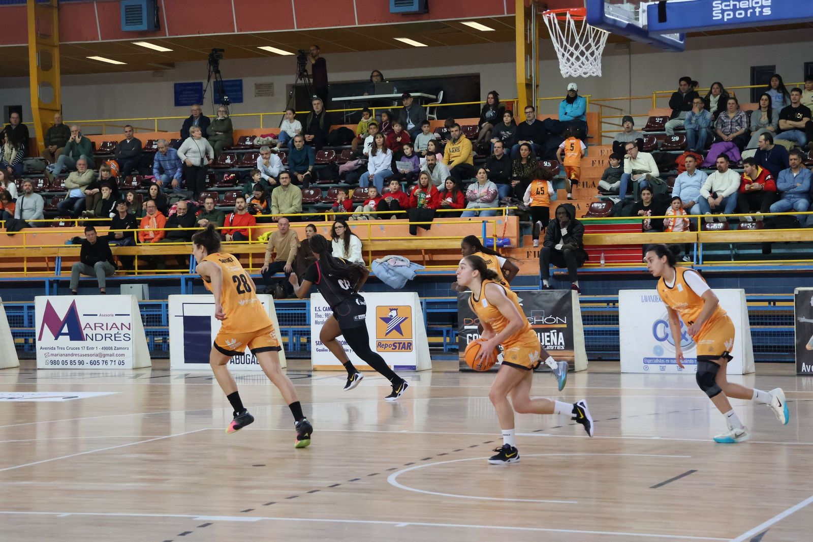 Partido entre CD Zamarat y Cajasol Baloncesto Sevilla