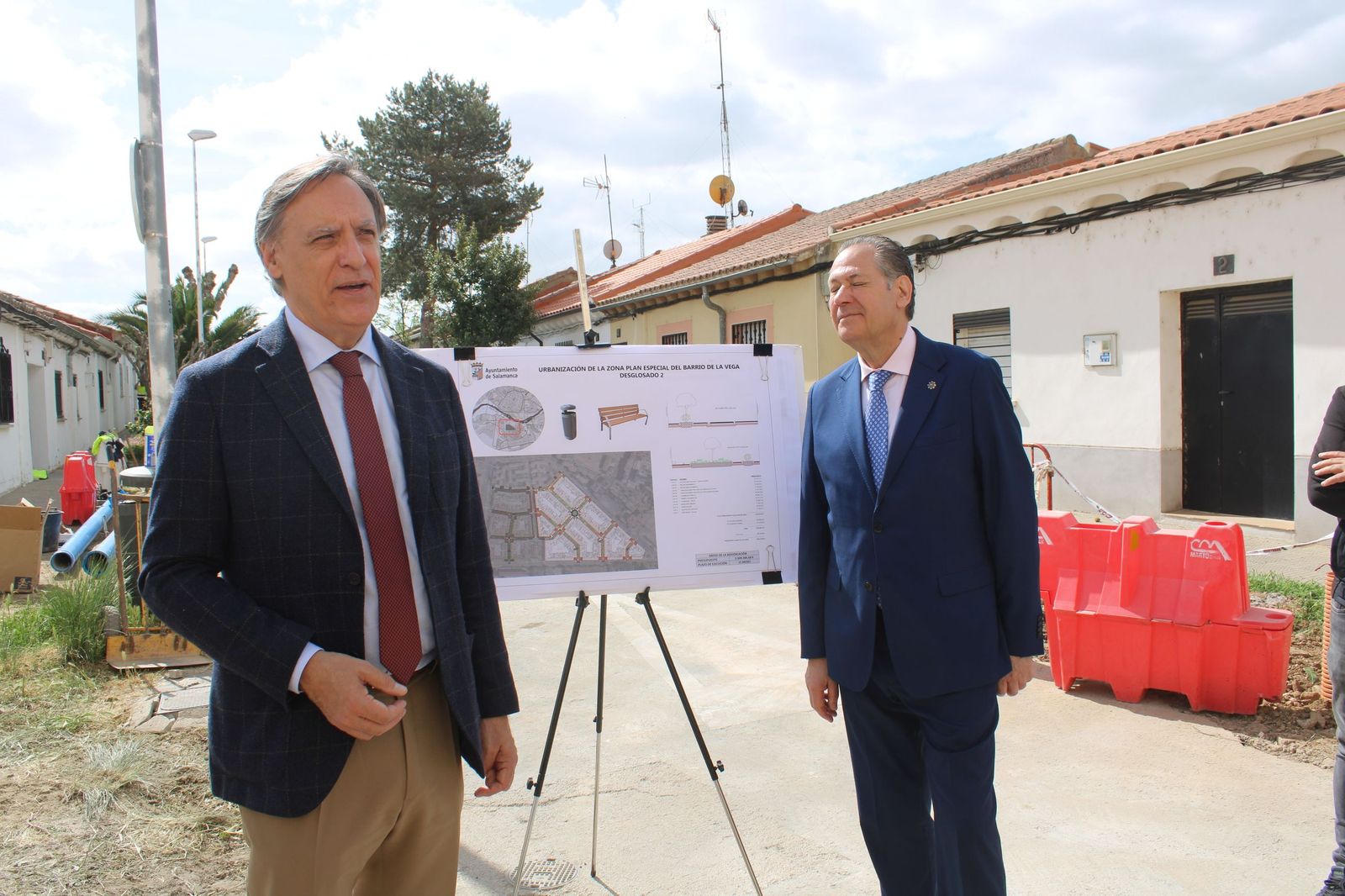 Carbayo visita las obras de la segunda fase de urbanización del barrio de La Vega