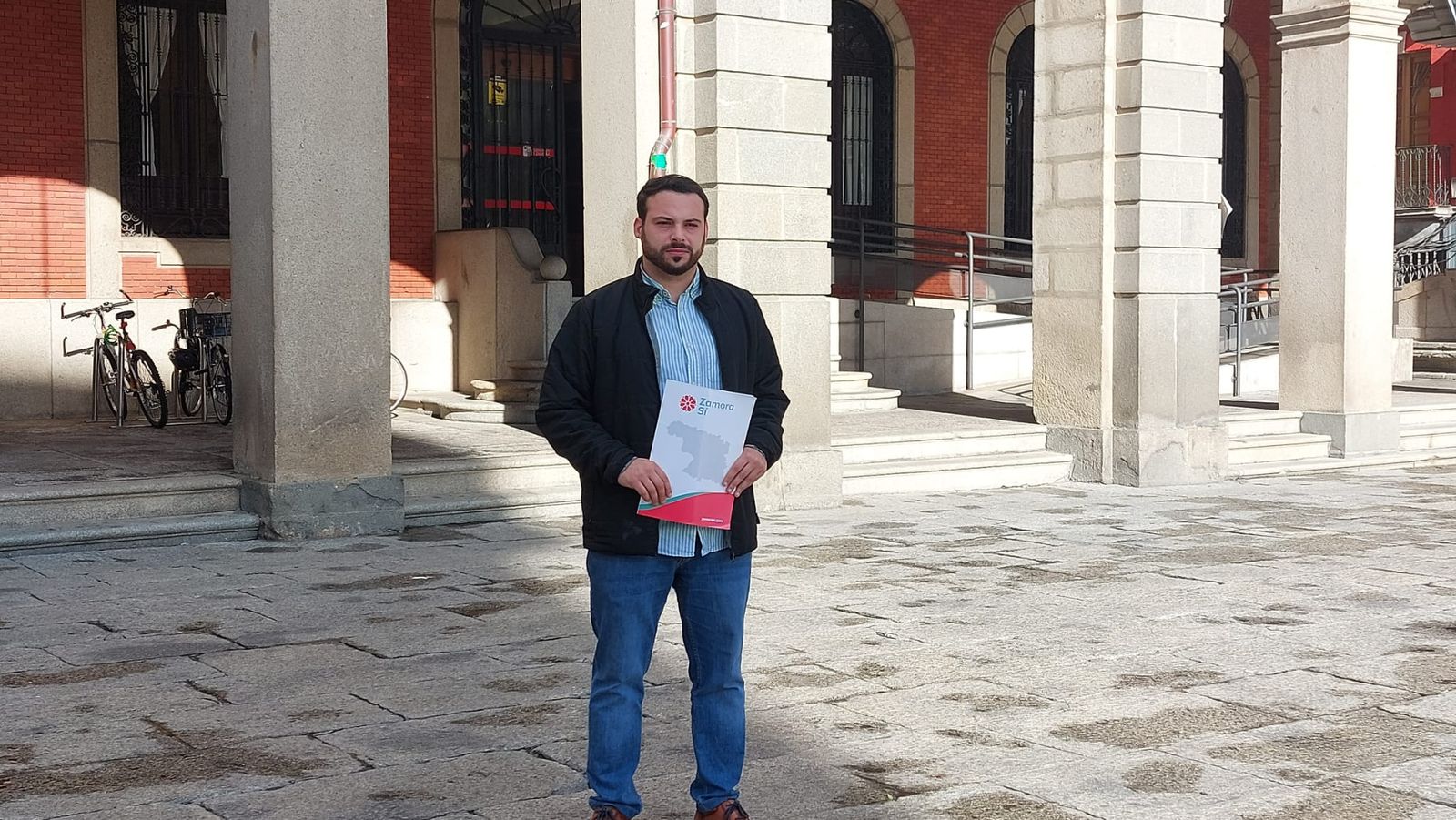 Eloy Tomé, frente al Ayuntamiento de Zamora