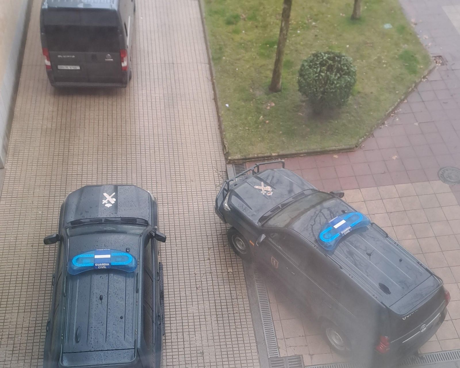 Vehículos del GAR en la operación Guardia Civil en la plaza Castrotorafe, en el barrio de Capuchinos