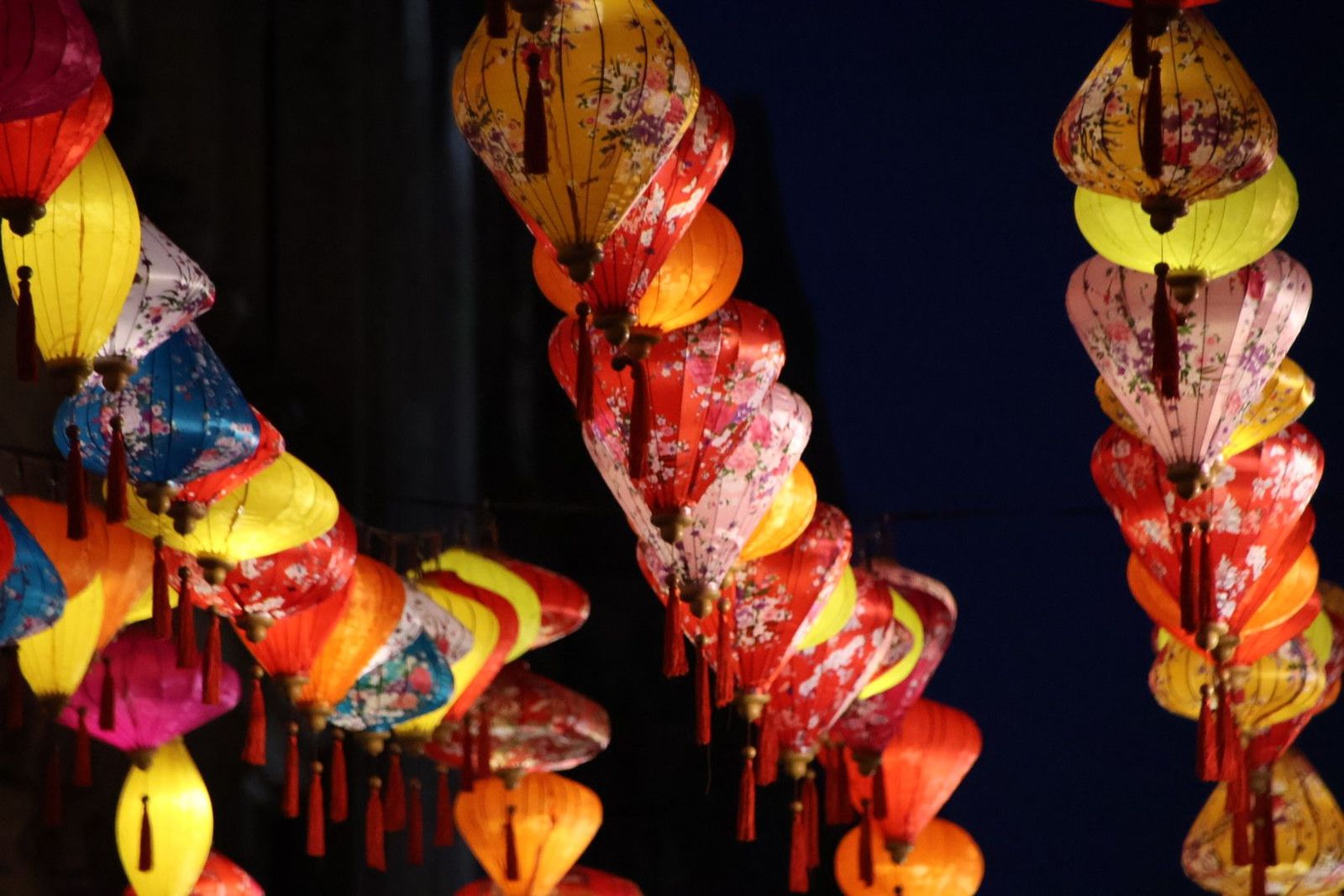 Encendido de los farolillos con motivo del Año Nuevo Chino