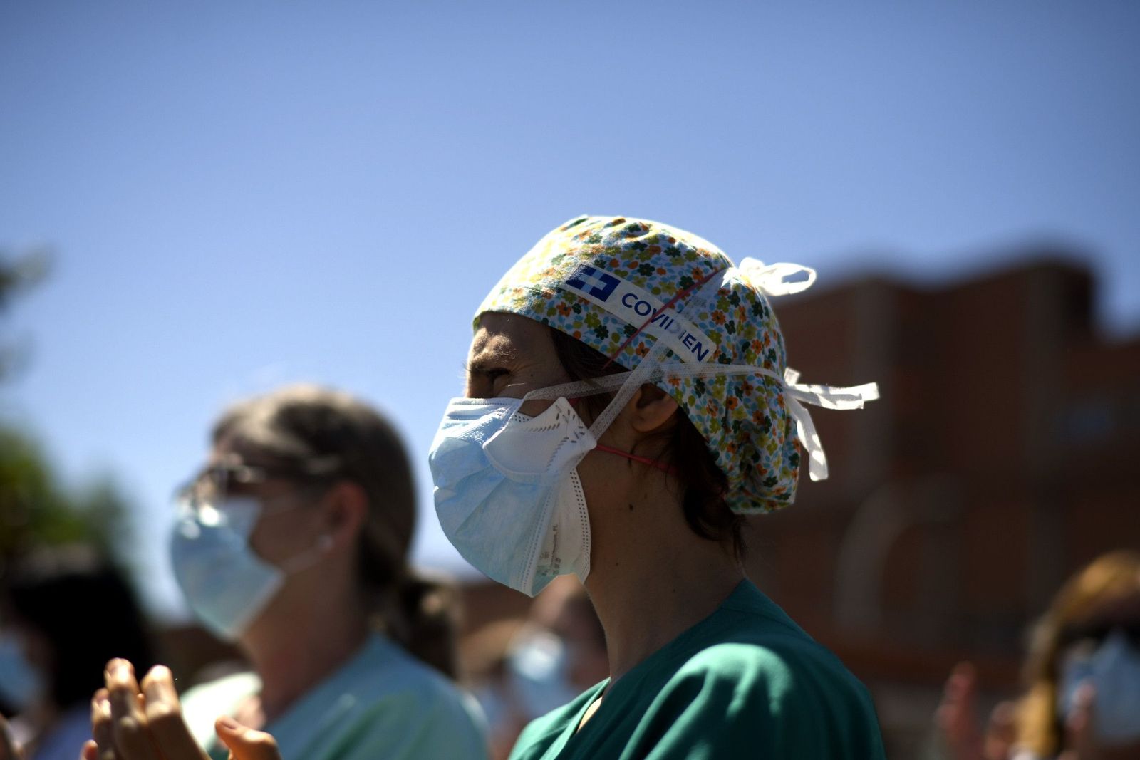 Miembros de la Junta de Personal del Hospital Universitario Severo Ochoa, formada por varios sindicatos, durante la concentración de apoyo al pueblo de Leganés a las puertas del centro hospitalario,