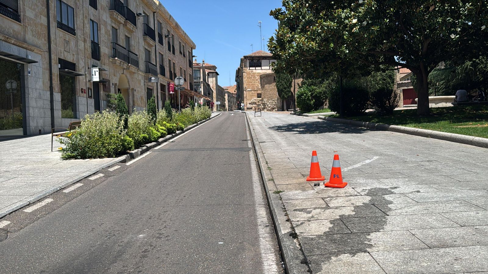 Restos de la señal contra la que impactó el conductor que perdió el control de su vehículo en la calle San Pablo Restos de la señal contra la que impactó el conductor que perdió el control de su vehículo en la calle San Pablo