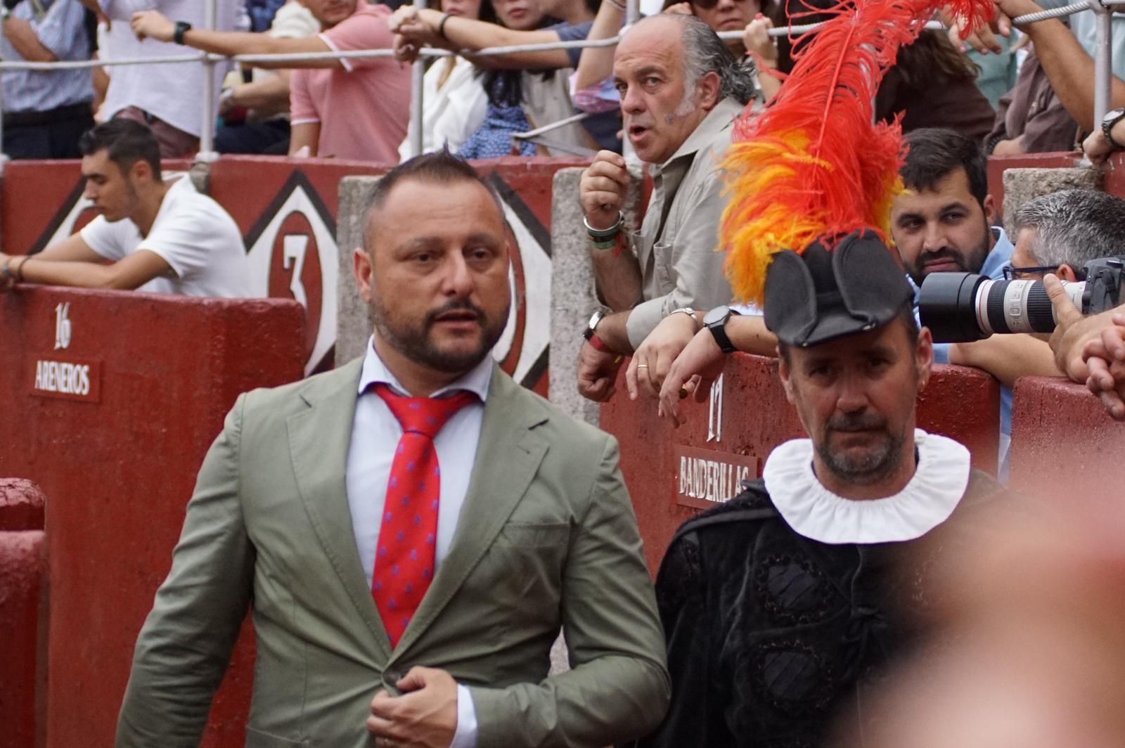 Gran ambiente en La Glorieta para la tarde de toros de Morante de la Puebla, Ismael Martín y Marco Pérez