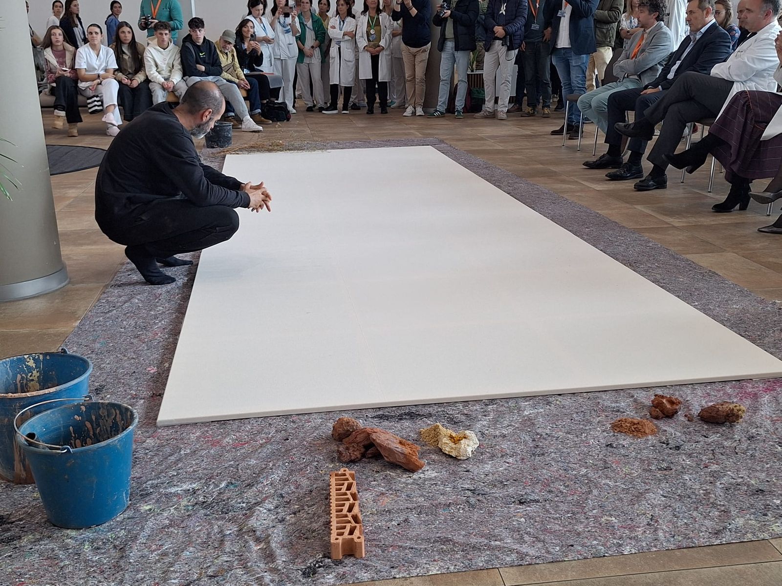 50º Aniversario del Hospital Clínico  Universitario con una intervención artística “Latidos  de barro” (20).jpeg