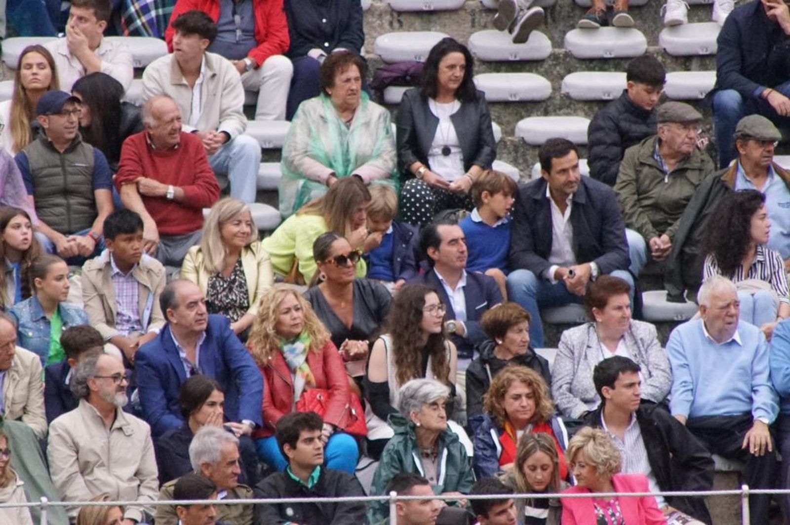 tendidos-de-la-glorieta-durante-la-corrida-de-garcia-y-olga-jimenez-86