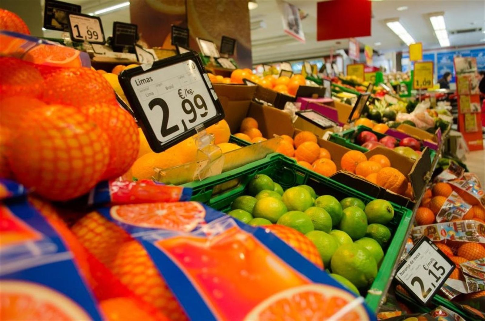 Sección de frutería de un supermercado. Foto de archivo Sección de frutería de un supermercado. Foto de archivo