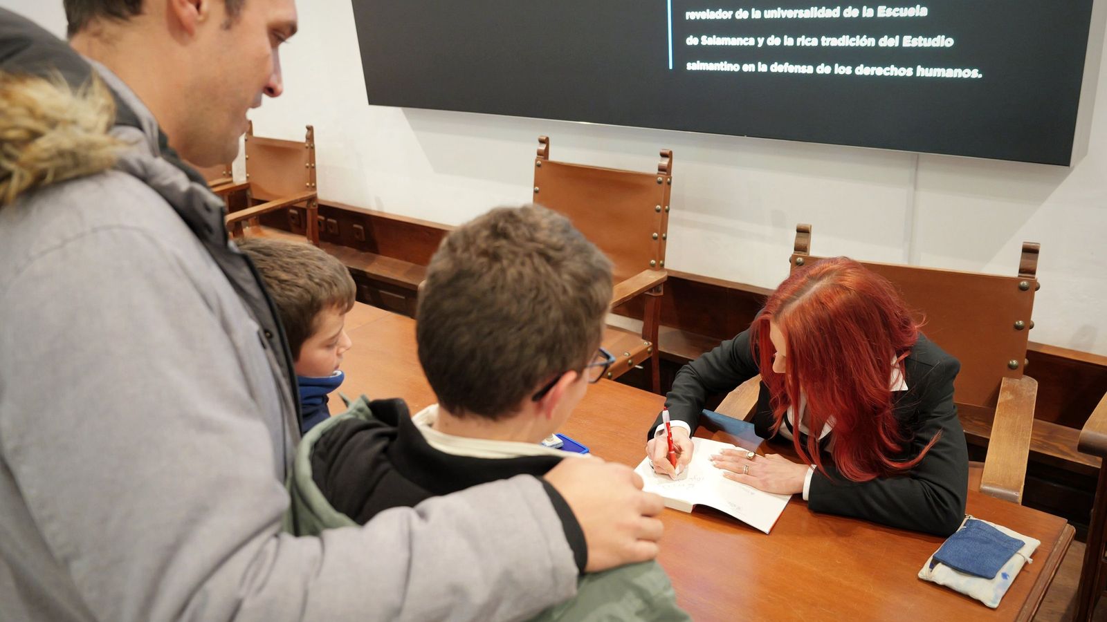 Sara Garía firmando ejemplares de su libro en la Universidad de Salamanca