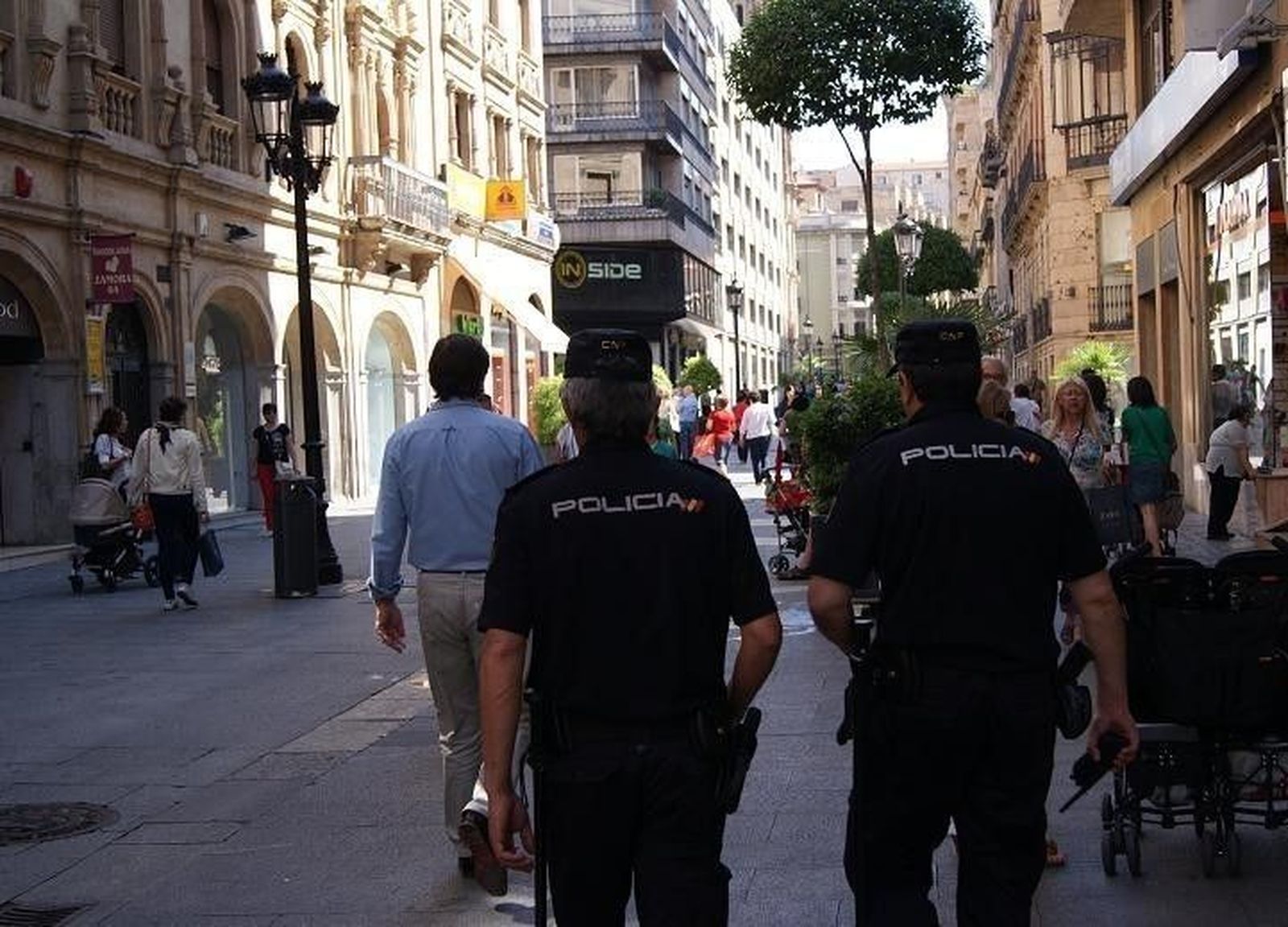 Dos jóvenes intentan llevarse tres trajes de caballero bajo su ropa