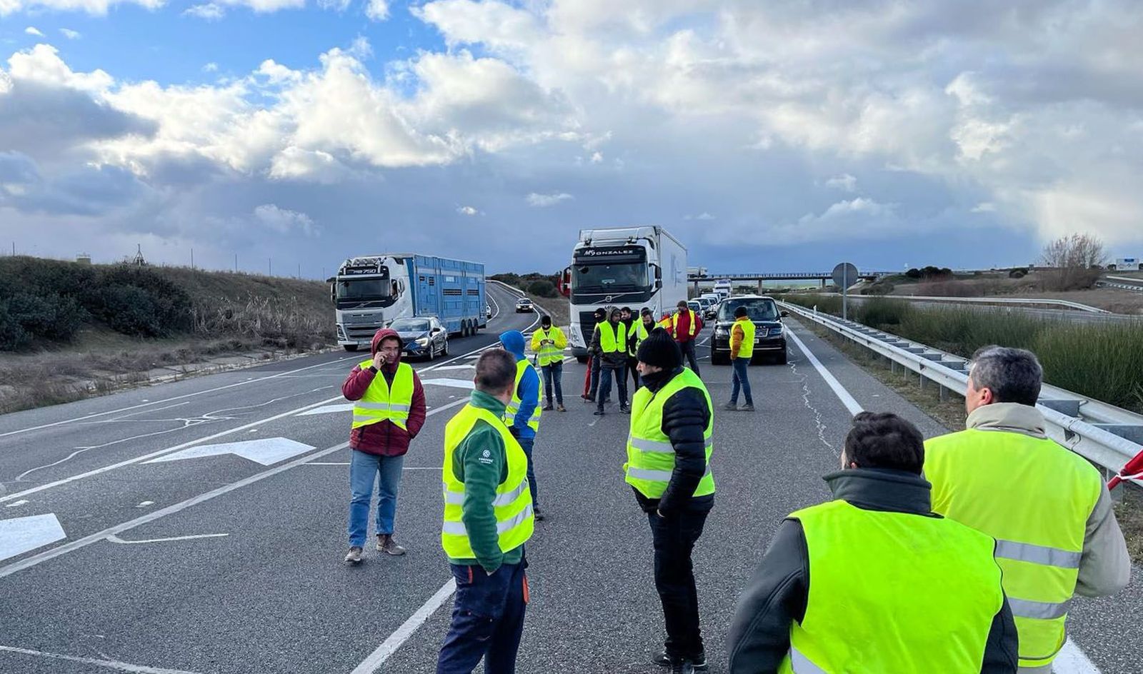 Agricultores y ganaderos en la A 50 este viernes 23 de febrero. Foto Miguel Navarro ICAL (4)