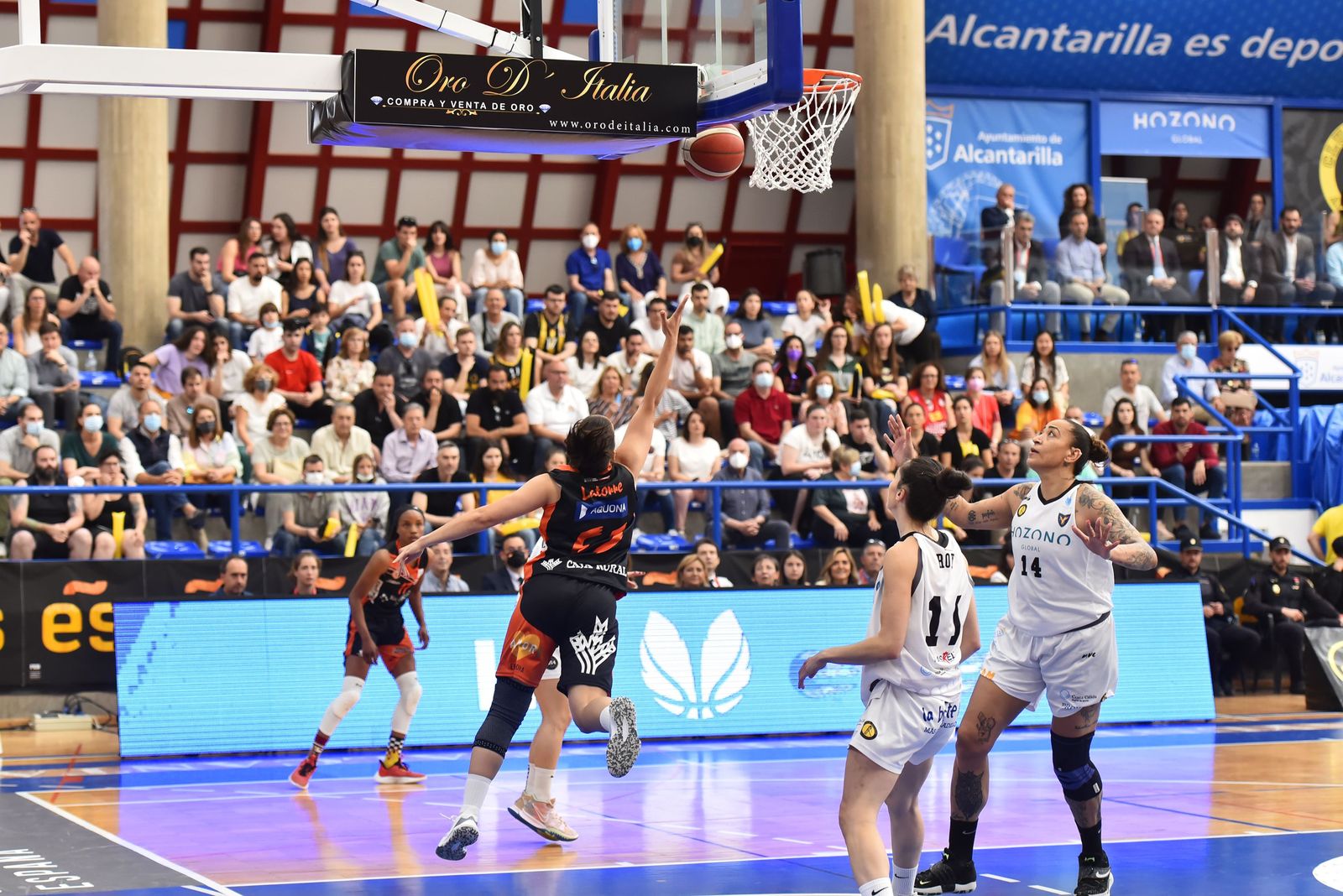 Isa Latorre entra a canasta. Foto: FEB