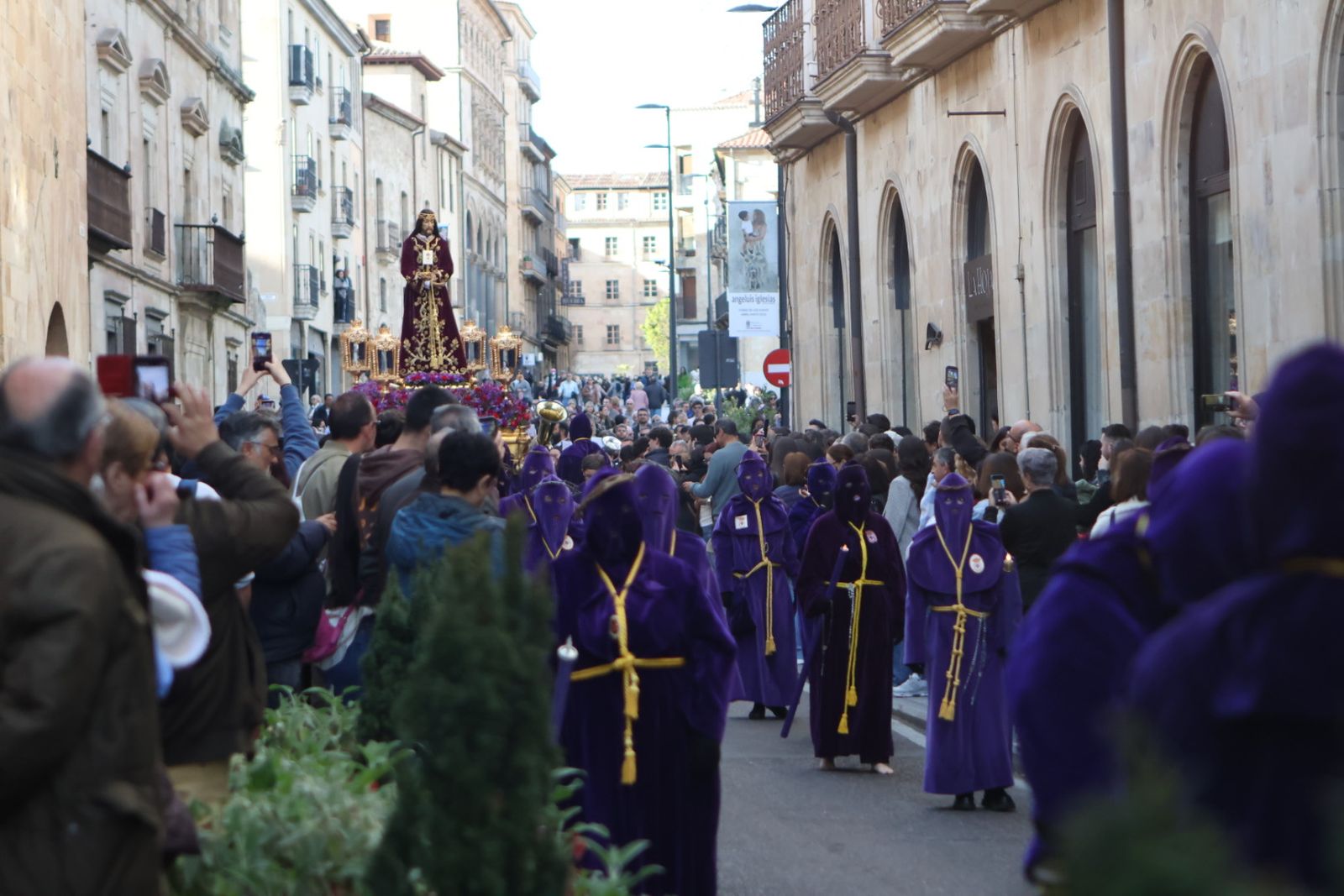 Jesús Rescatado procesiona en Salamanca con su nueva túnica y la atenta mirada de cientos de fieles
