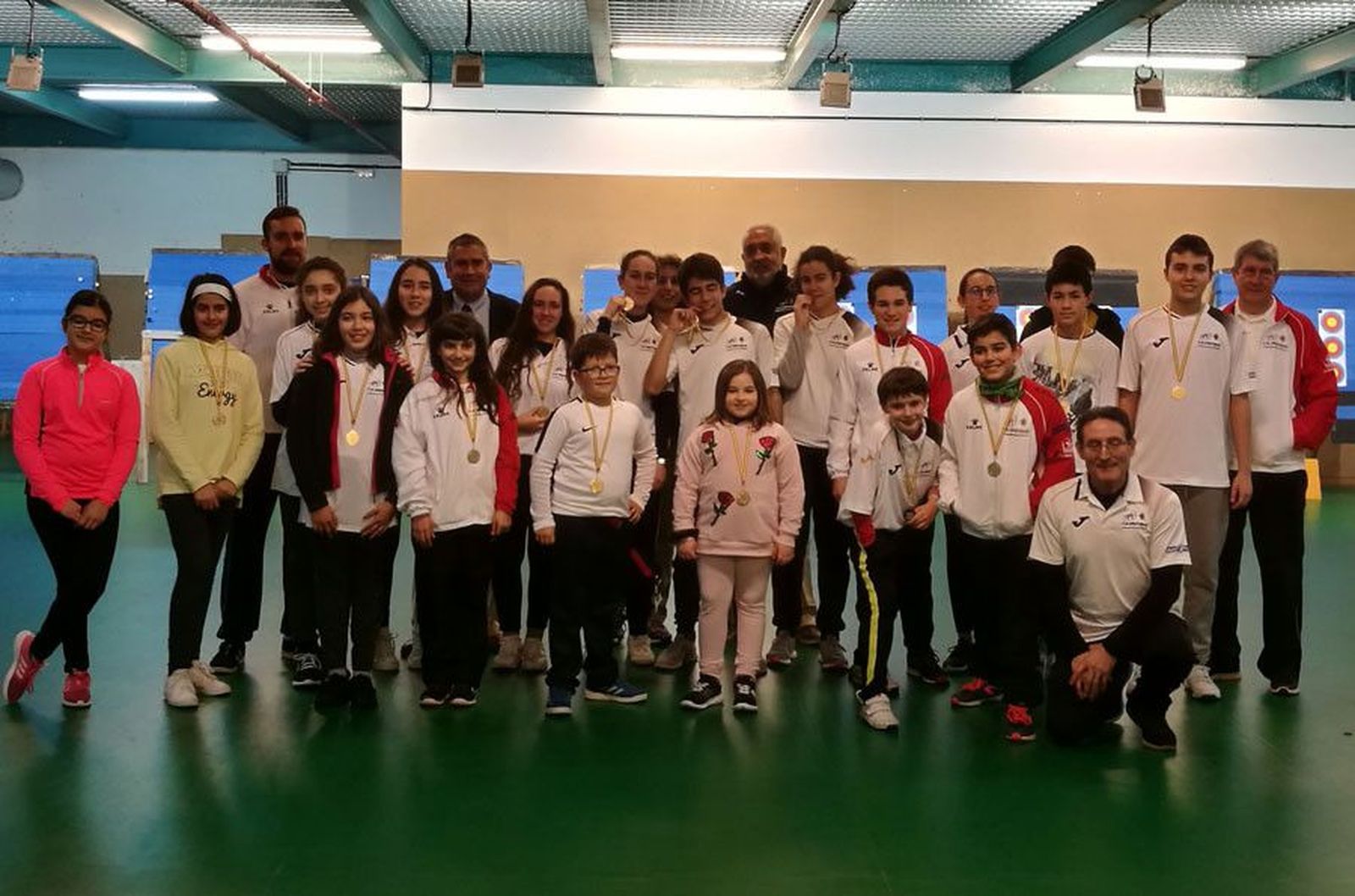 MENORS PARTICIPANTES JUNTO A SUS ENTRENADORES