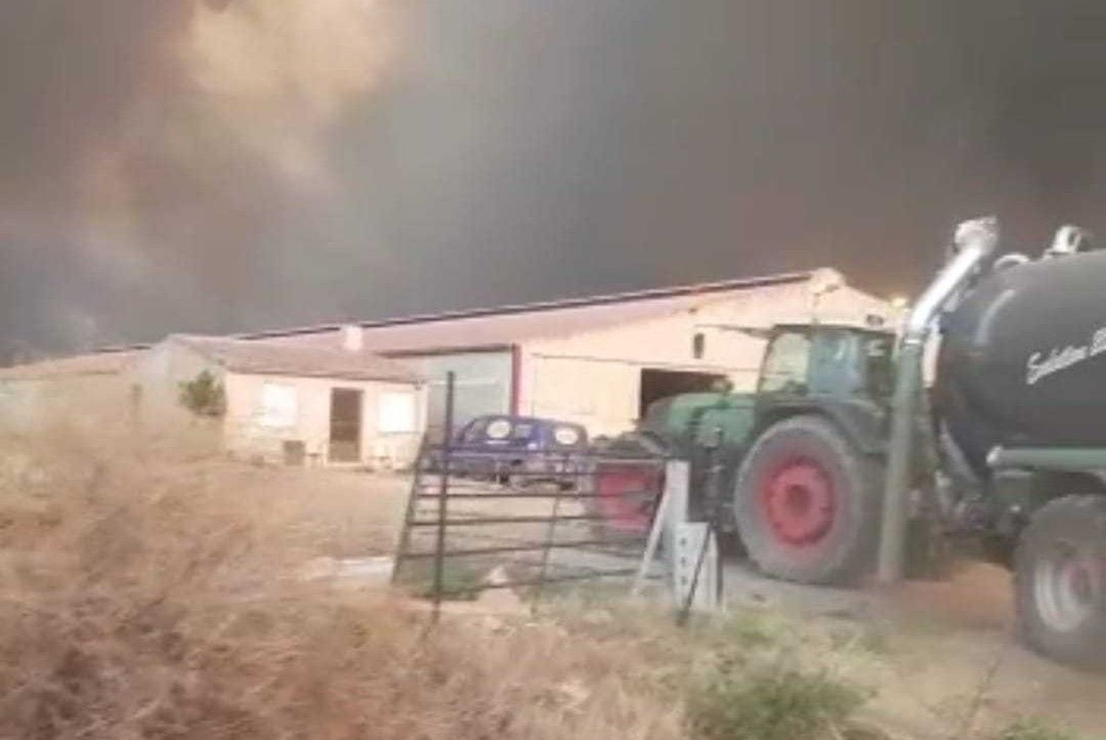 Imagen de los tractores en el incendio