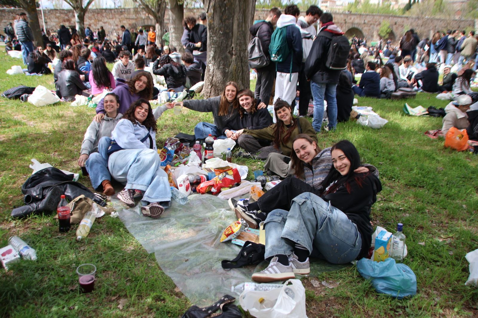 Un multitudinario Lunes de Aguas en Salamanca llena la ribera del Tormes