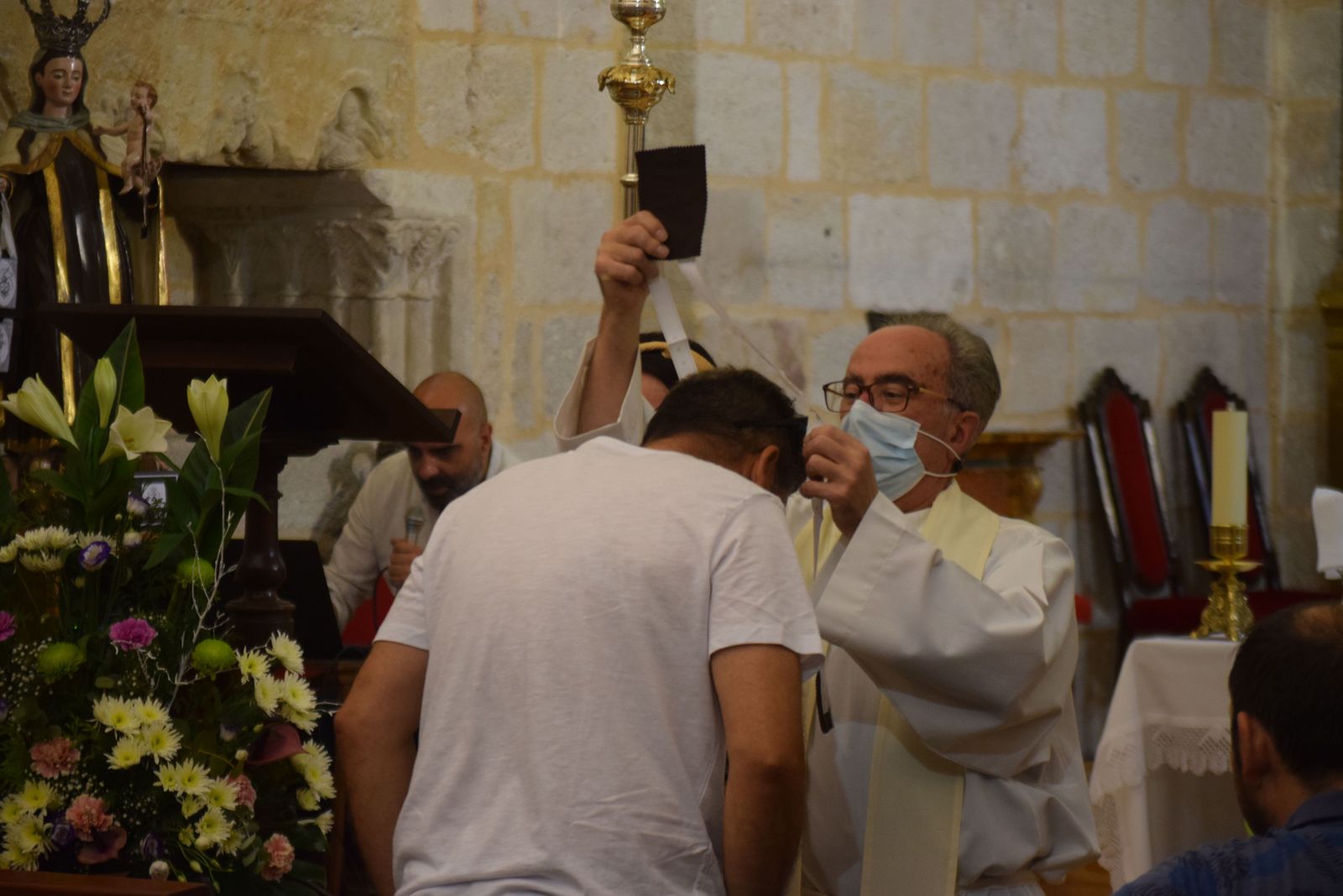 imposicion-de-escapularios-de-la-virgen-del-carmen-1