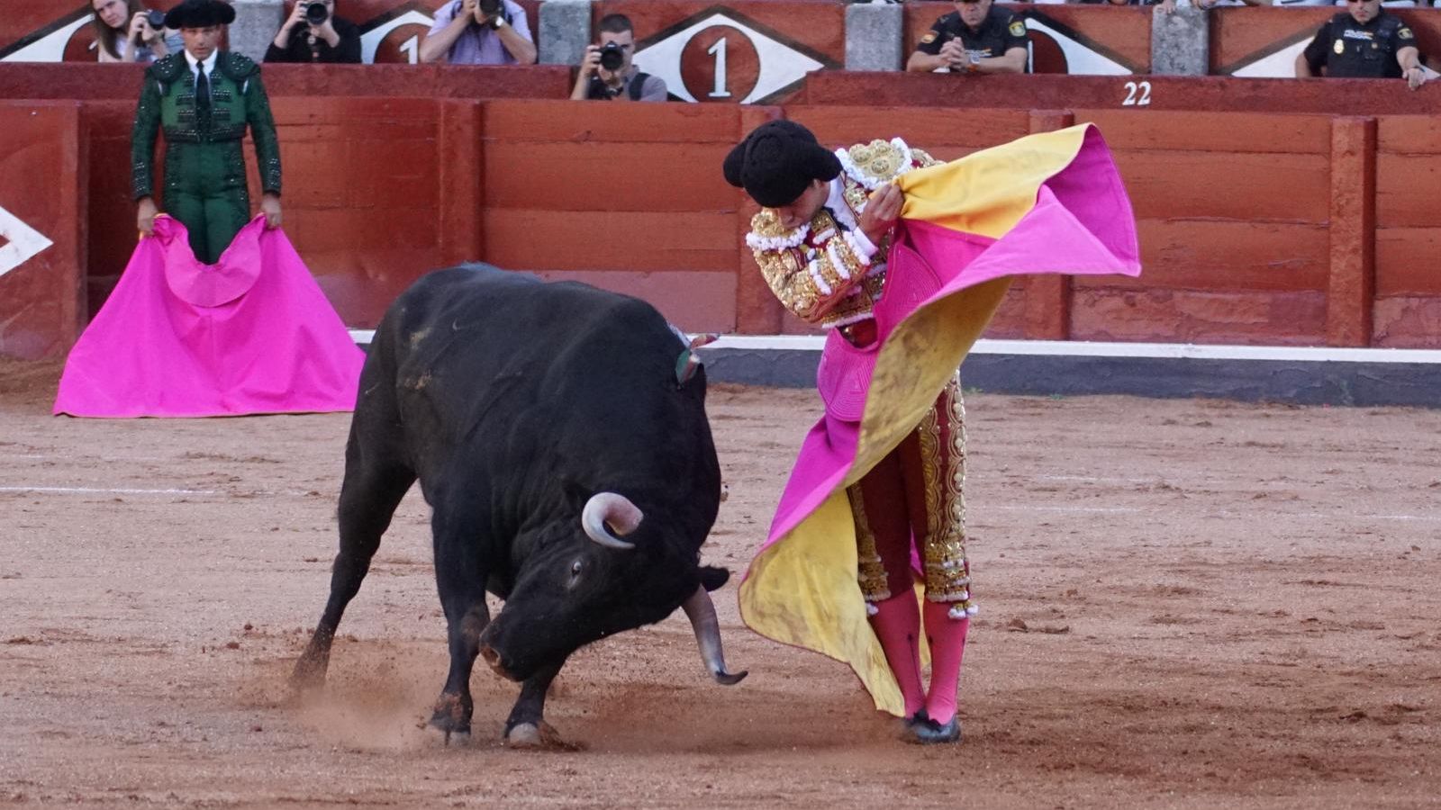 Ismael Martín toreando de capote en La Glorieta ante un Vellosino