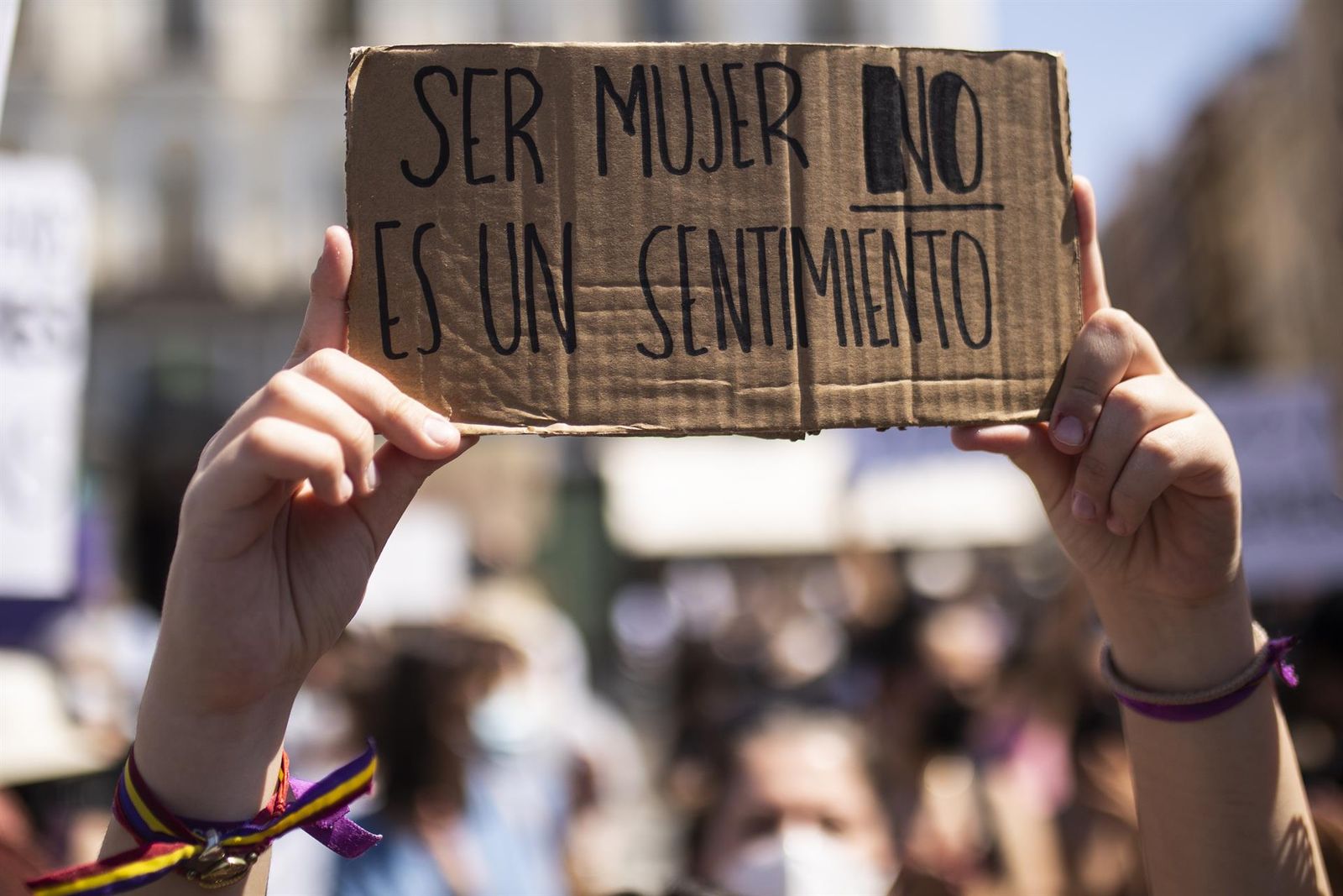 Una mujer sujeta un cartel en el que se lee `Ser mujer no es un sentimiento, durante una manifestación contra la Ley Trans del Igualdad, en Madrid.