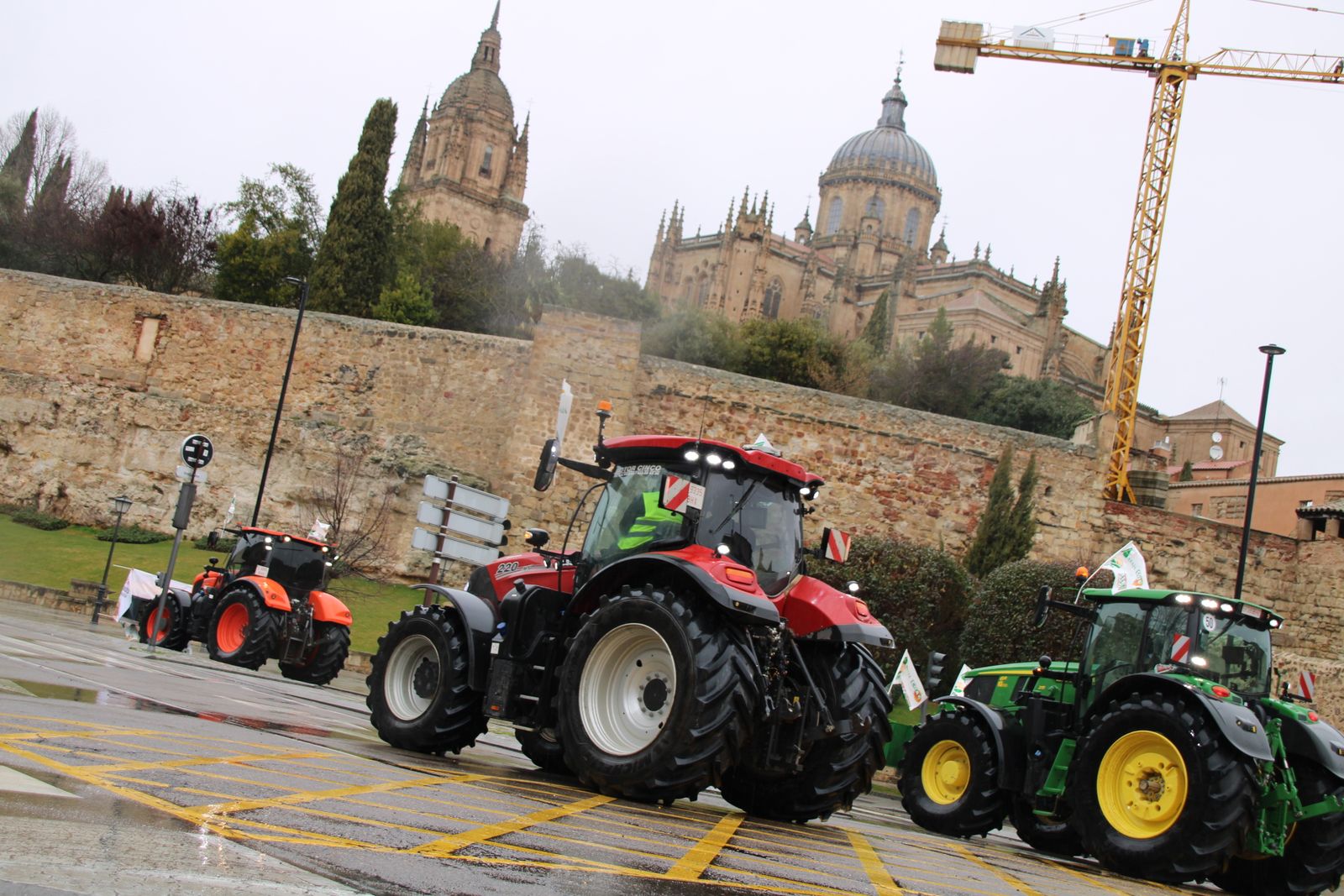 En imágenes la marcha con tractores y vehículos de campo en Salamanca en protesta contra Mercosur