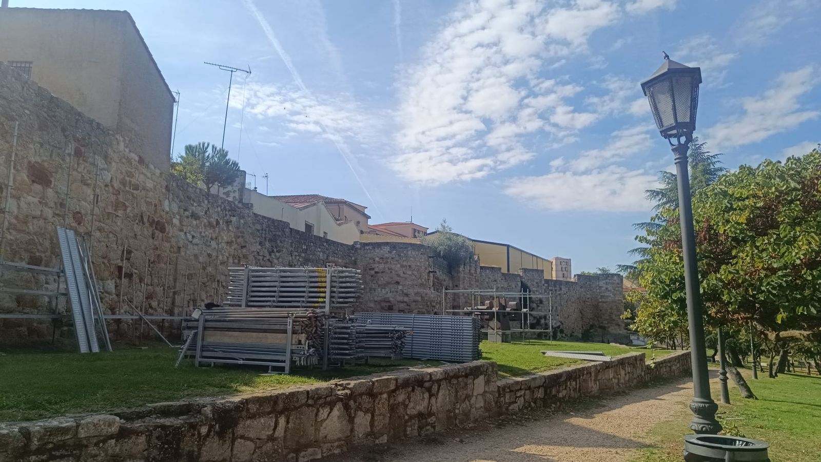 Imagen del andamiaje a los pies del tramo de muralla de San bernabé