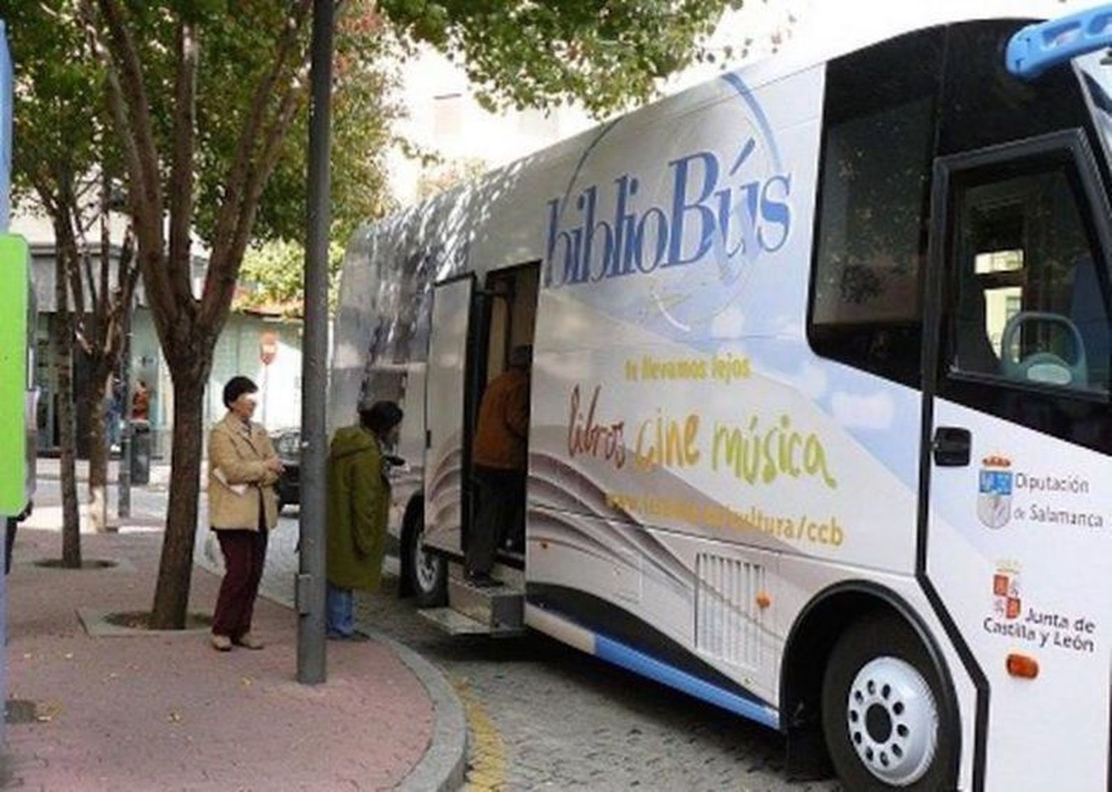 Casi una treintena de nuevos destinos para los bibliobuses de la Diputación