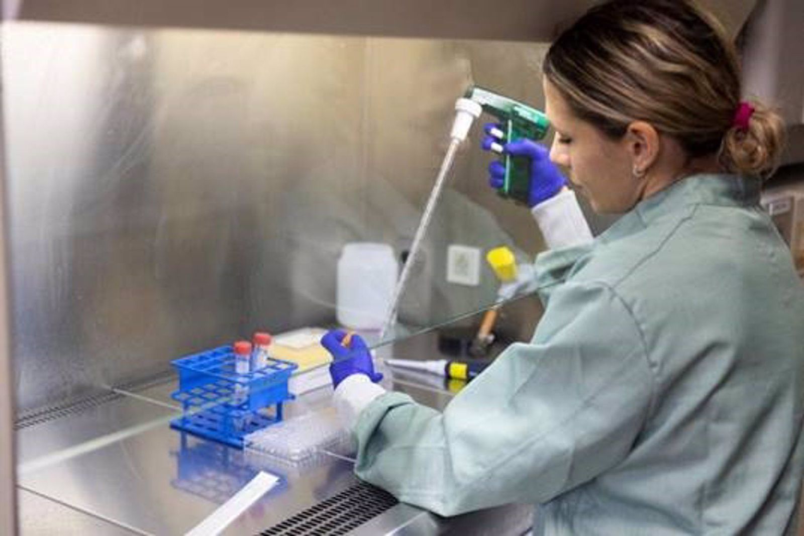 Eva García-Veros, investigadora de la Unidad de Investigación Clínica en Inmunoterapia del Cáncer H12O-CNIO, dirigida por Luis Álvarez-Vallina. - LAURA M. LOMBARDÍA. CNIO