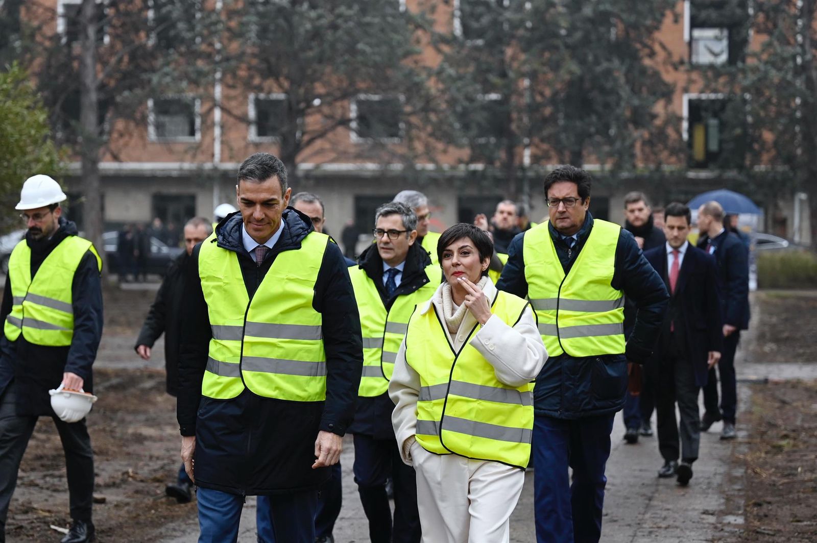 El ministro de la Presidencia, Félix Bolaños, el presidente del Gobierno, Pedro Sánchez, la ministra de Vivienda, Isabel Rodríguez, y el ministro para la Transformación Digital, Óscar López, durante el acto de demolición de los primeros edificios del acua - Alberto Ortega - Europa Press