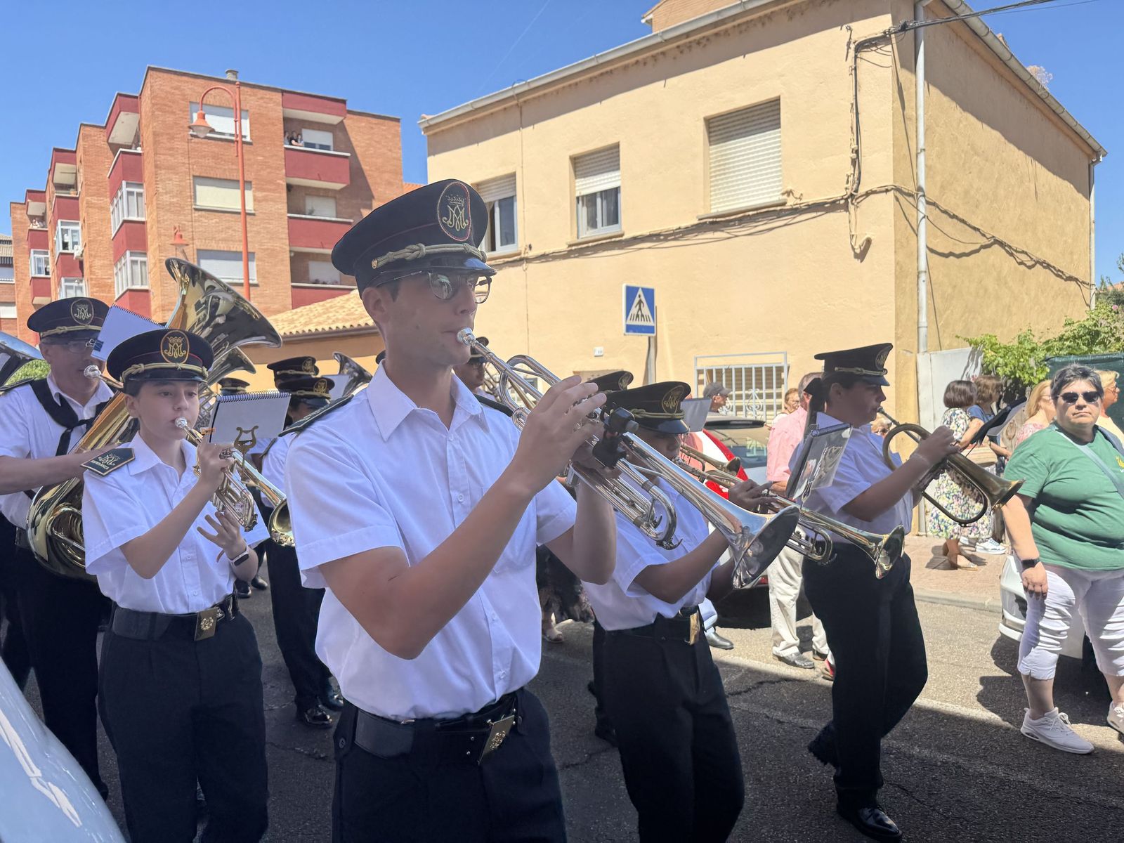 Misa solemne en honor a Santa Marta y a continuación procesión y vino español en el paseo fluvial.