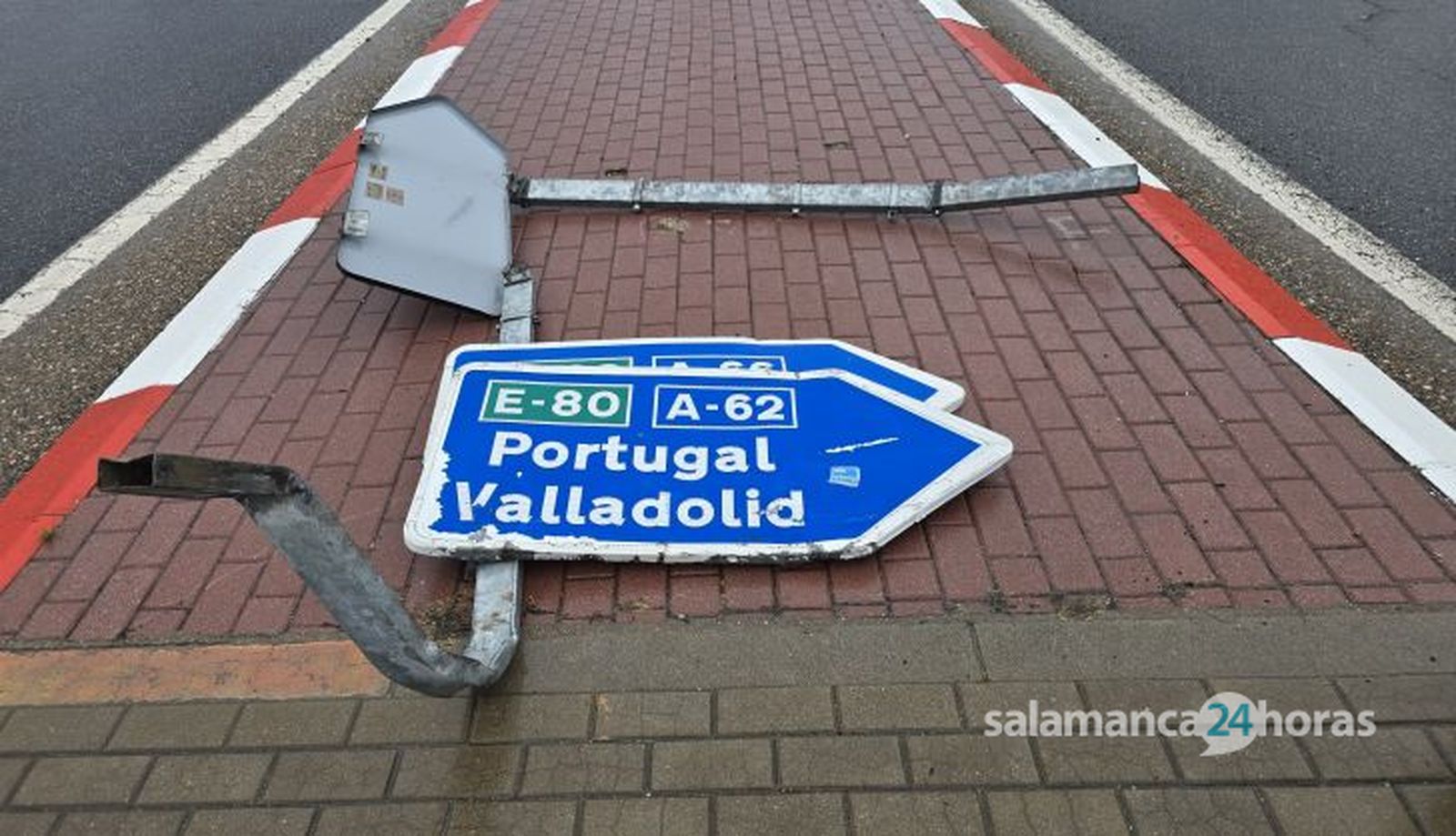 Salida de vía en la rotonda del Helmántico Salida de vía en la rotonda del Helmántico