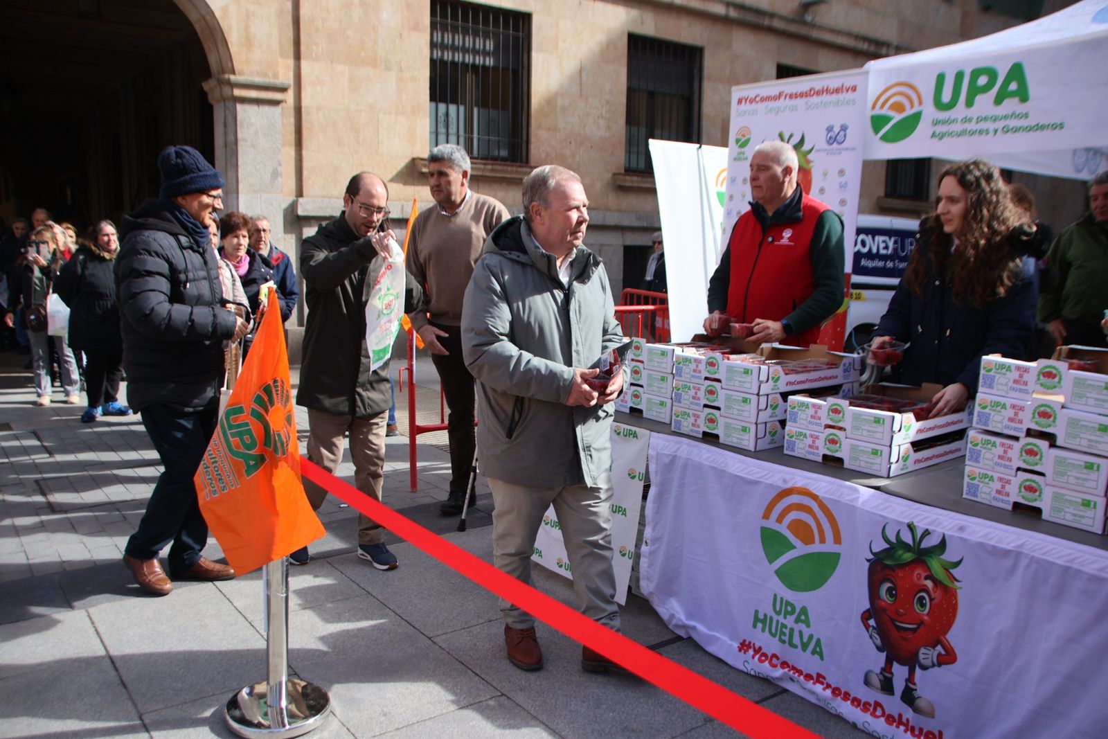 UPA reparte 700 tarrinas de fresas