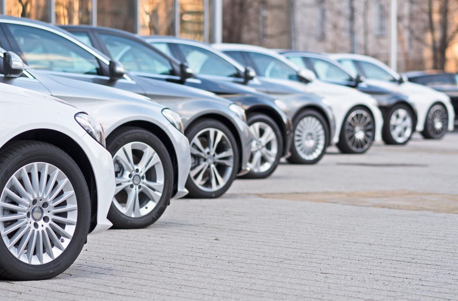 Una hilera de coches | Foto EP.