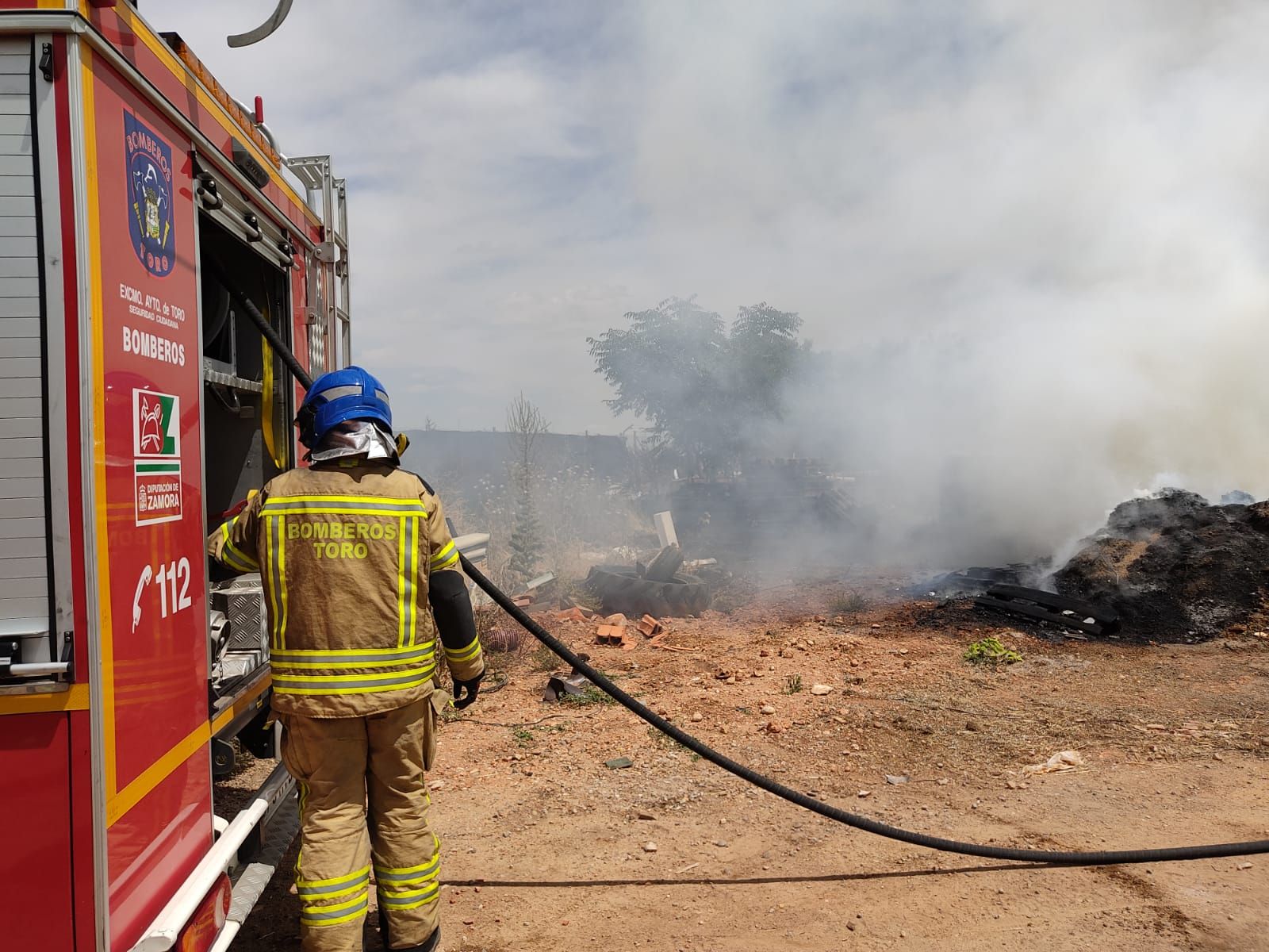 Intervención de los bomberos en un incendio en Toro
