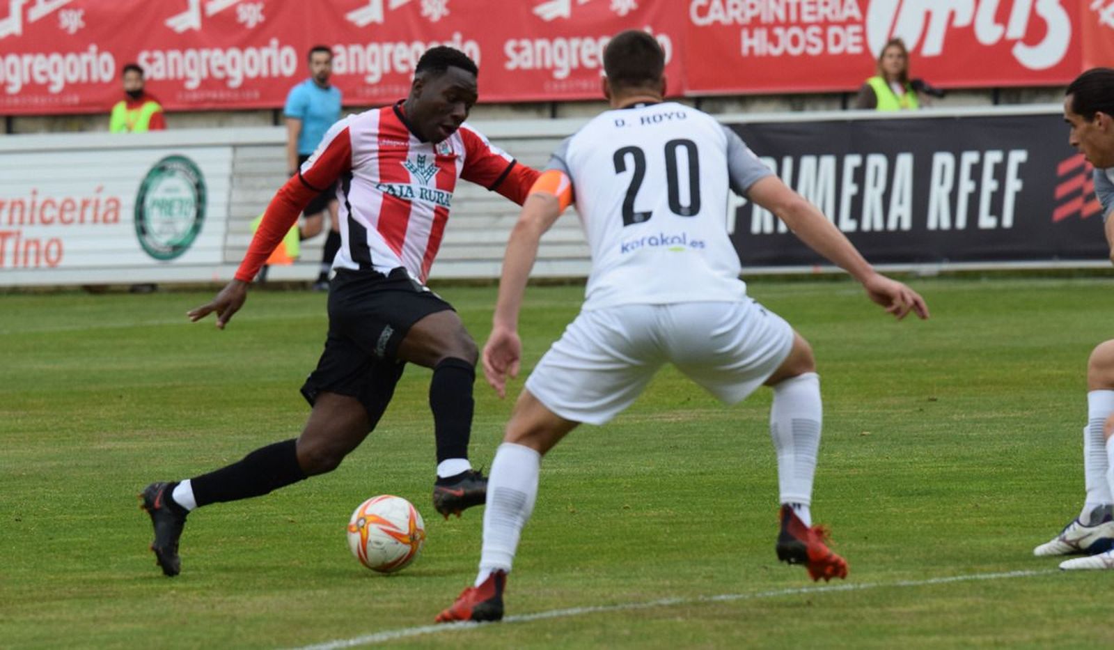 Dongou trata de zafarse de un defensor del Tudelano Dongou trata de zafarse de un defensor del Tudelano