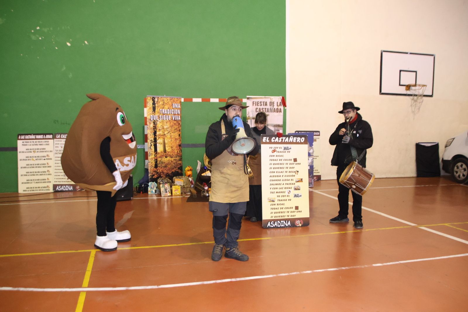Castañada popular acompañada de un bonito espectáculo circense en Castellanos de Moriscos