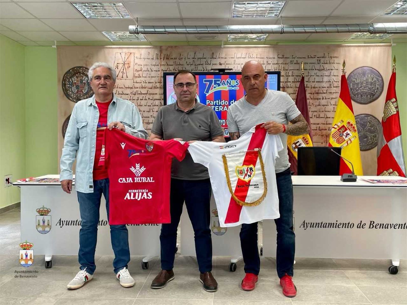 Los veteranos del C.D. Benavente y del Rayo Vallecano se miden como homenaje por el 75 aniversario del club rojillo