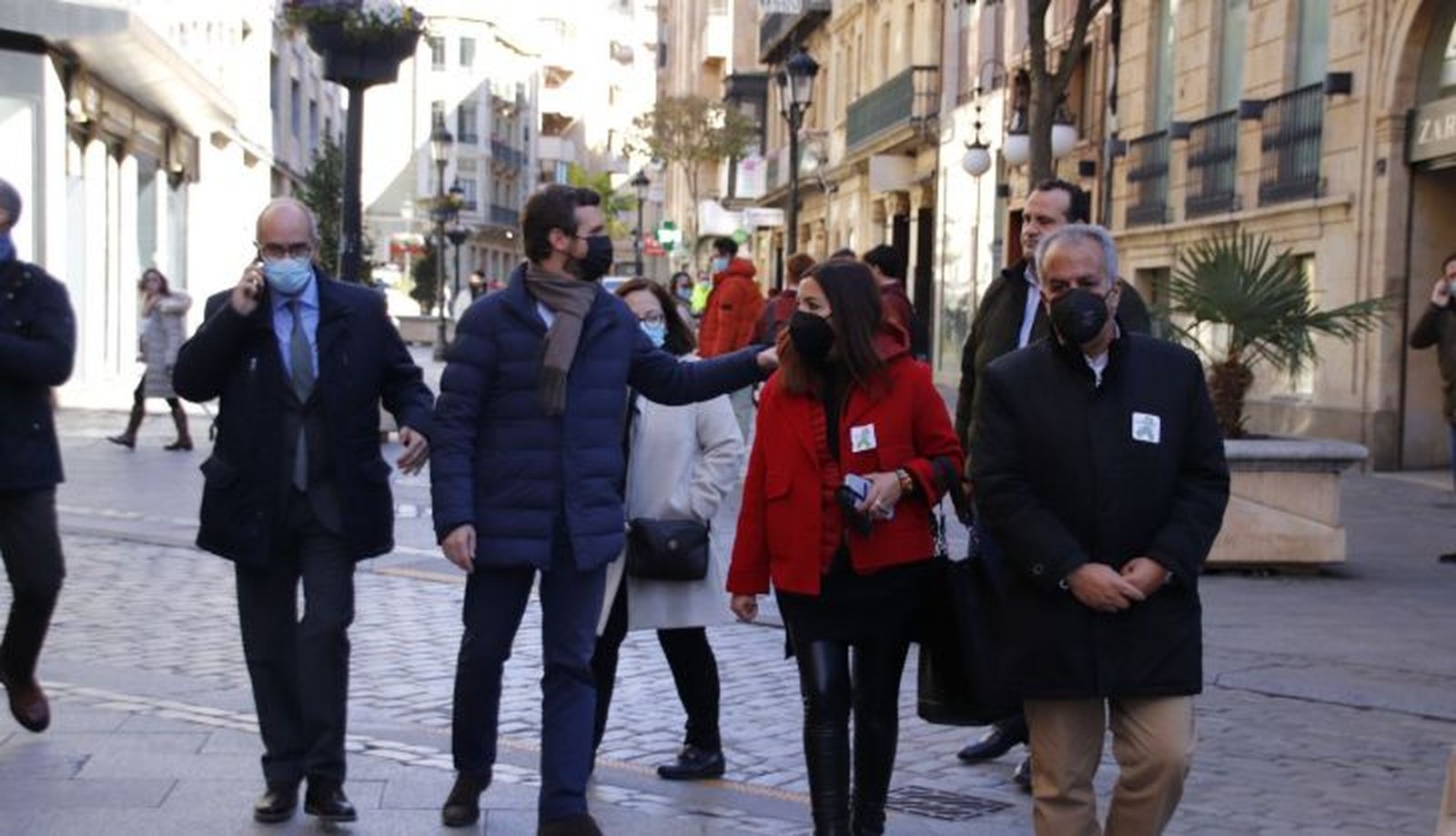 Pablo Casado paseando por las calles de Salamanca | Fotos: Andrea M