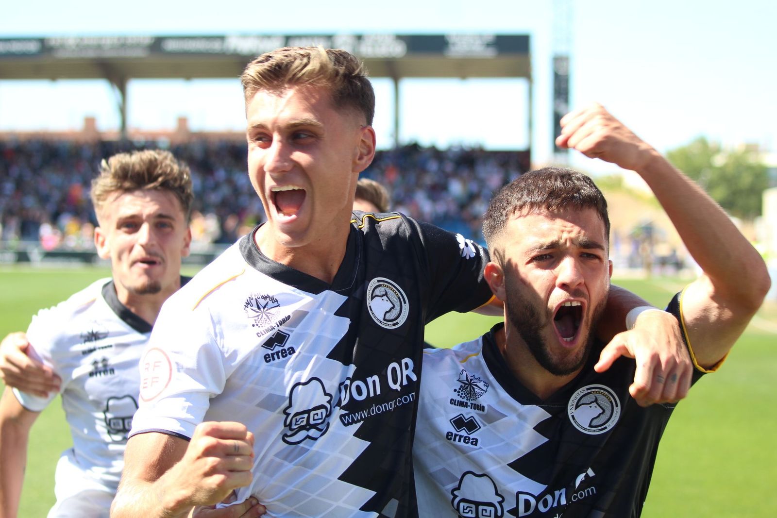 Rabadán y Jonny Arriba festejan un gol de Unionistas ante el Barcelona Atletic | FOTO MÍKEL ANTÚNEZ Rabadán y Jonny Arriba festejan un gol de Unionistas ante el Barcelona Atletic | FOTO MÍKEL ANTÚNEZ