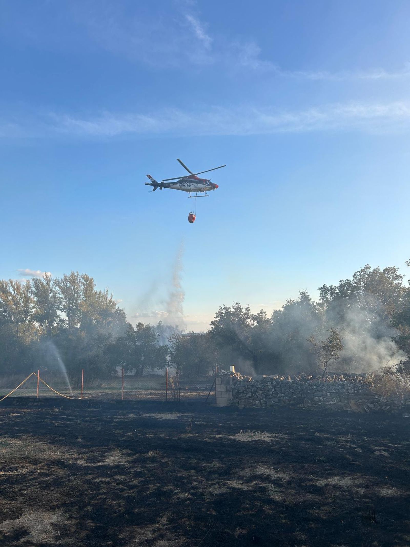 Extinguida la amenaza del fuego a una nave de almacenamiento de paja y otros enseres agrícolas