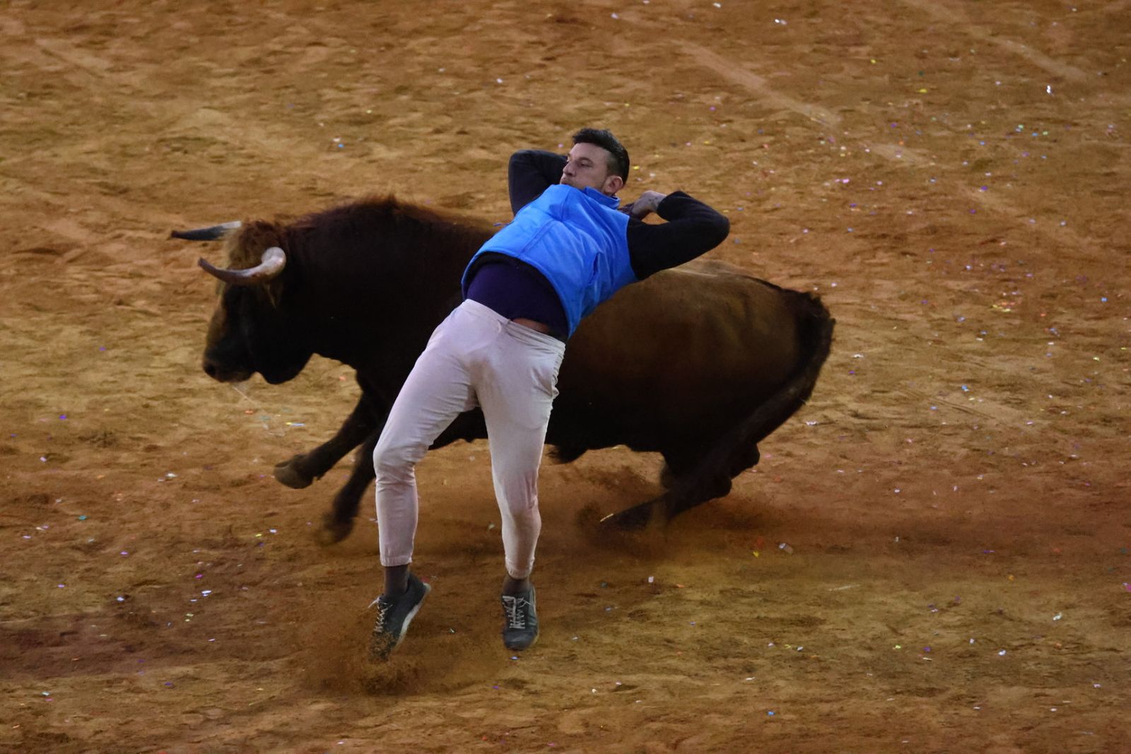 Capa y desencierro de tarde de lunes en el Carnaval del Toro 2026