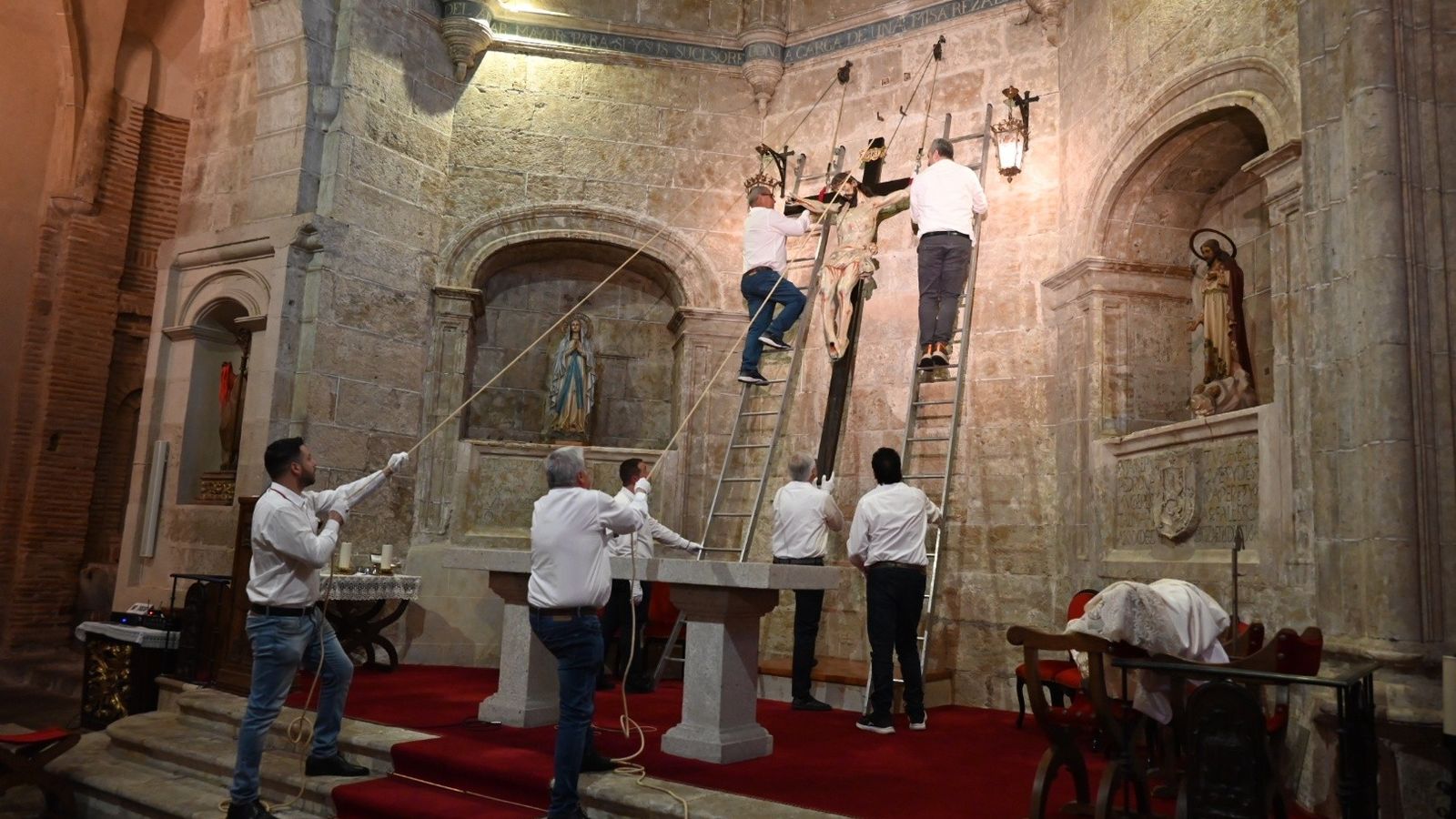 Besapiés del Santísimo Cristo de la Expiración en el Martes Santo en Ciudad Rodrigo