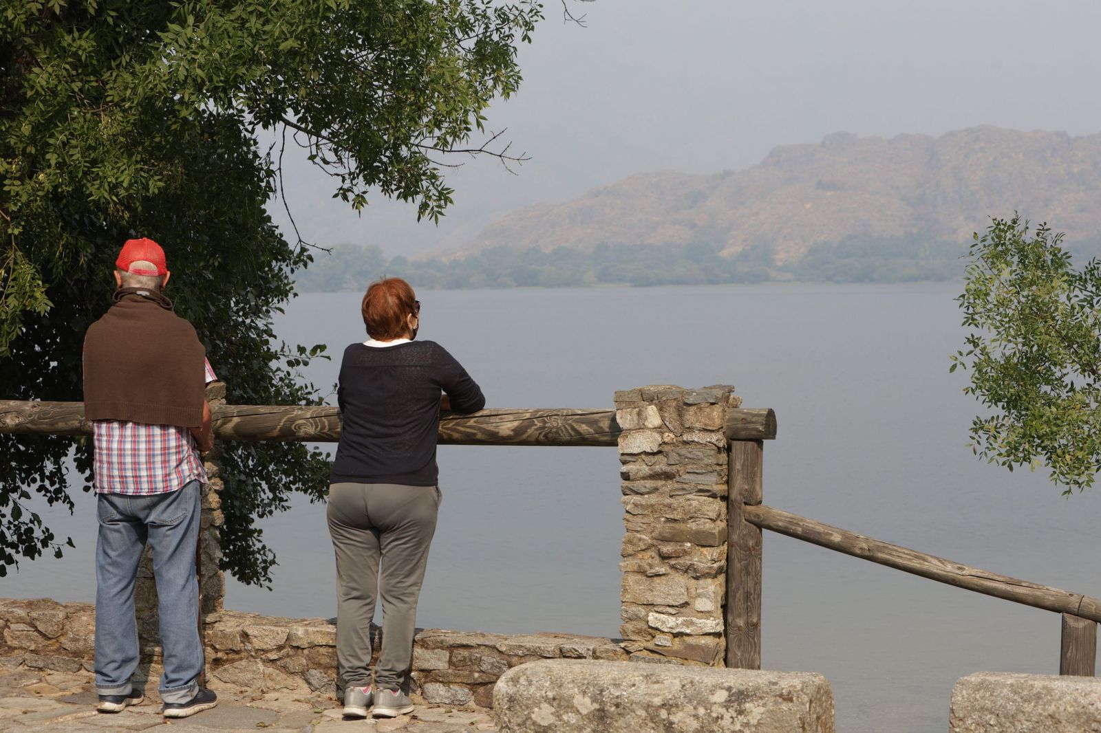 El Incendio de Porto de Sanabria avanza por la sierra que rodea el lago de Sanabria