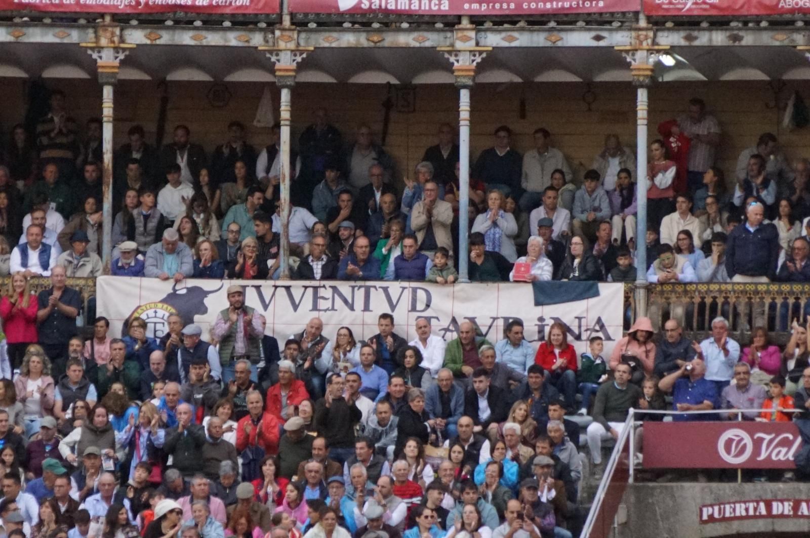 ambiente-en-el-patio-de-cuadrillas-de-la-glorieta-para-ver-a-sergio-galan-diego-ventura-y-guillermo-hermoso-de-mendoza-21-de-septiembre-de-2024-fotos-juanes-86