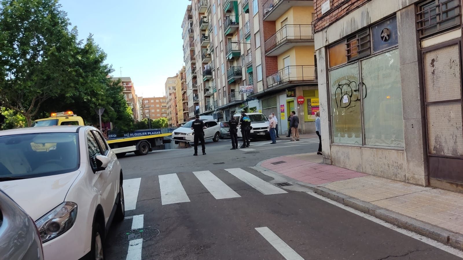 Vehículo con rueda atrapada encima de un muro en Garrido (2)