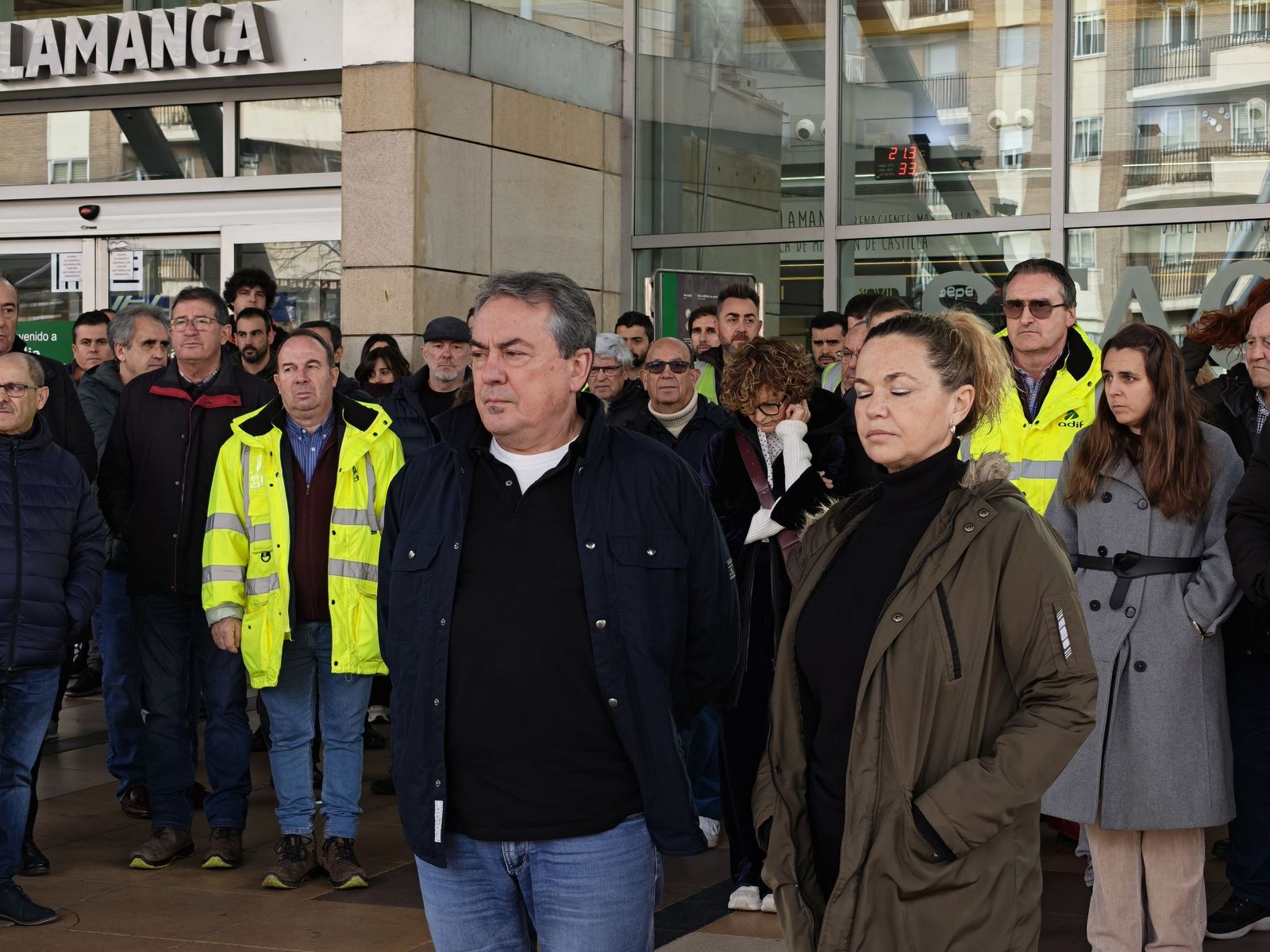 Los trabajadores de Renfe en Salamanca guardan cinco minutos de silencio tras el accidente de Adamuz