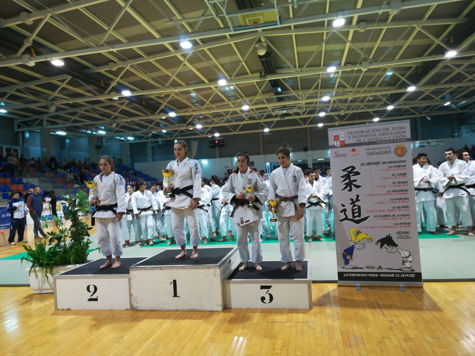 Carla en el Podium Sector Junior